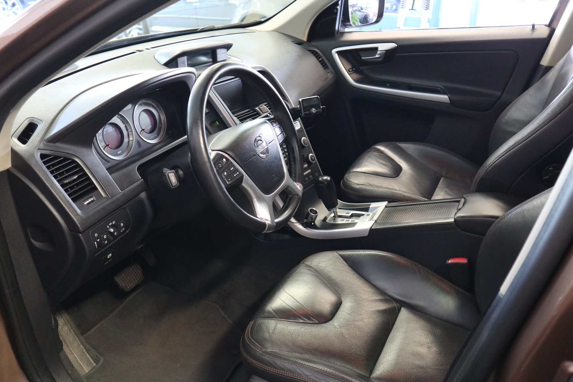 VOLVO XC60 D5 AWD Summum Geartronic-image-10