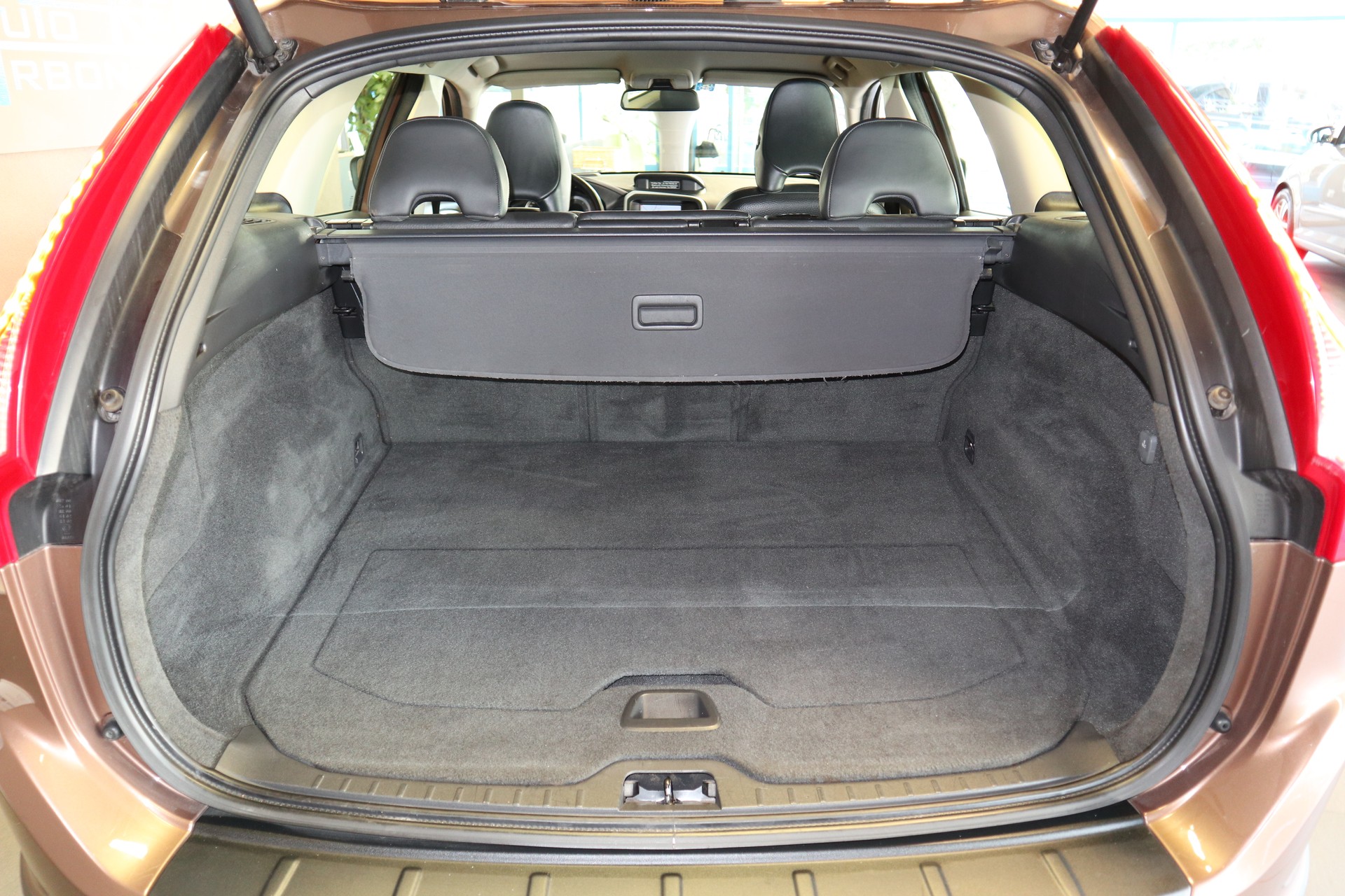 VOLVO XC60 D5 AWD Summum Geartronic-image-9