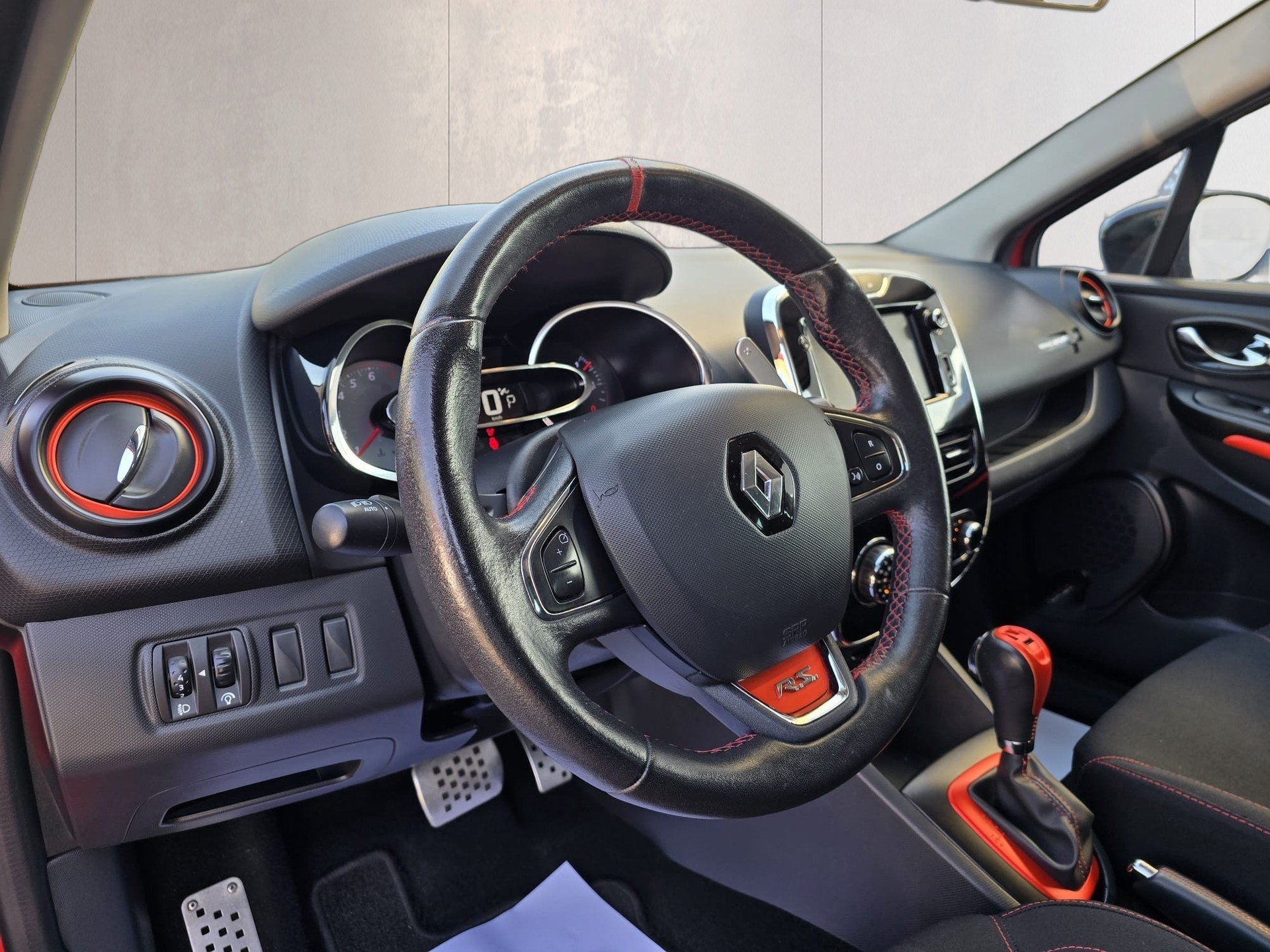 RENAULT Clio 1.6 T RS 200 EDC-image-10