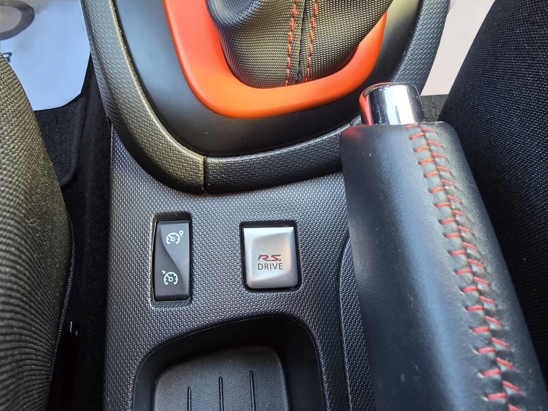 RENAULT Clio 1.6 T RS 200 EDC-image-14