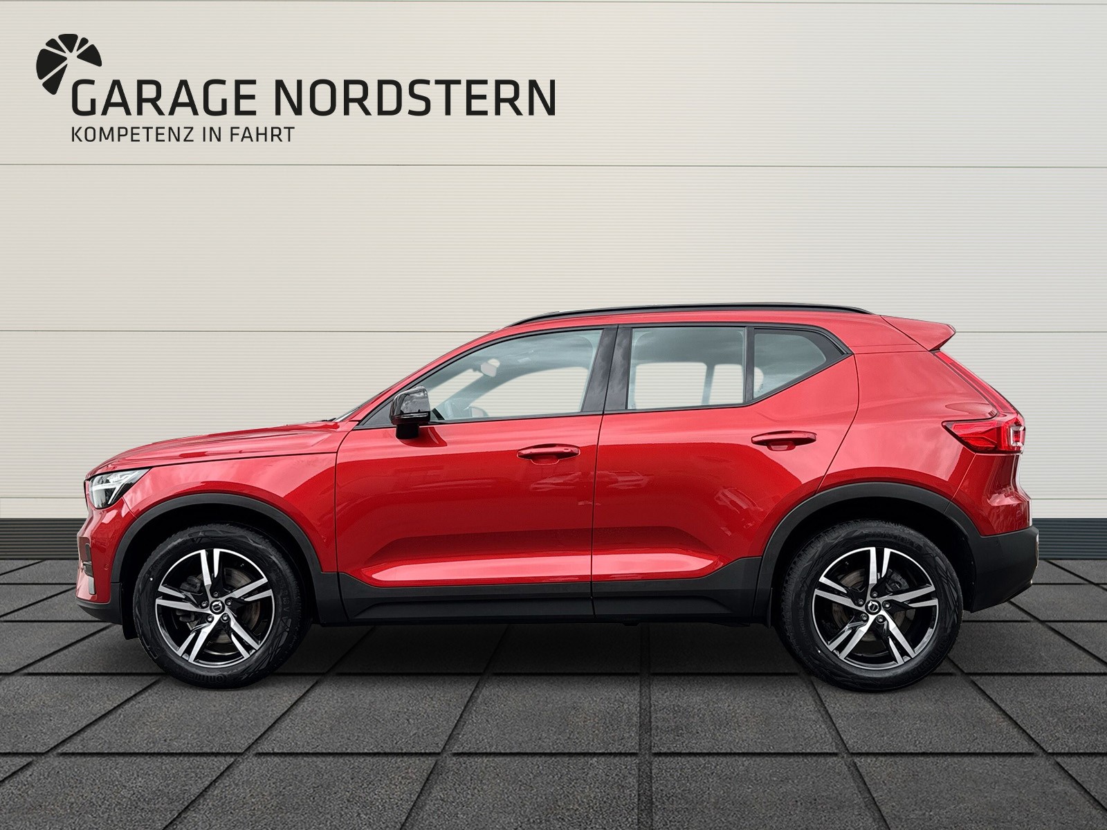 VOLVO XC40 2.0 B4 MH Plus Dark AWD-image-1