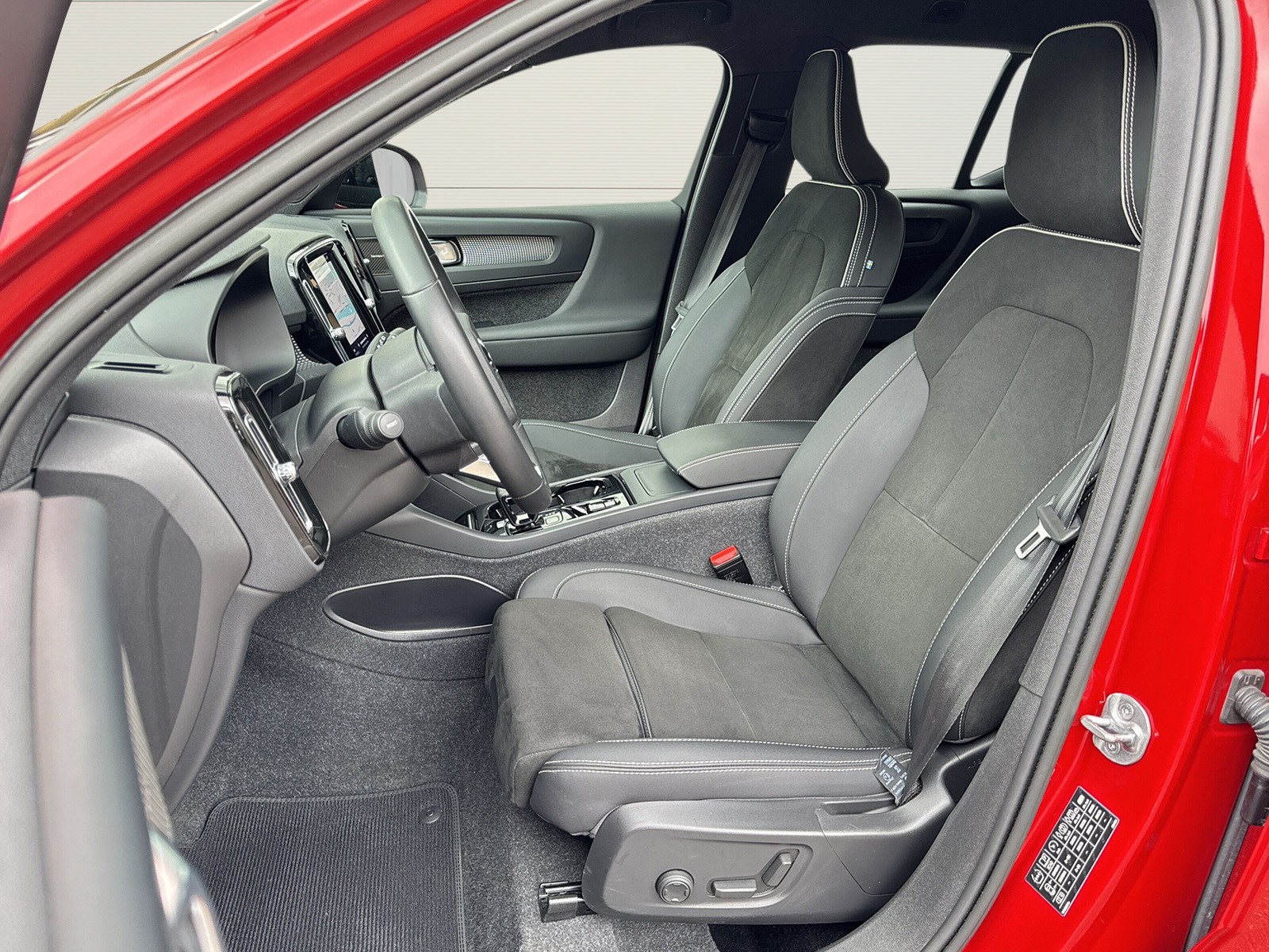 VOLVO XC40 2.0 B4 MH Plus Dark AWD-image-8