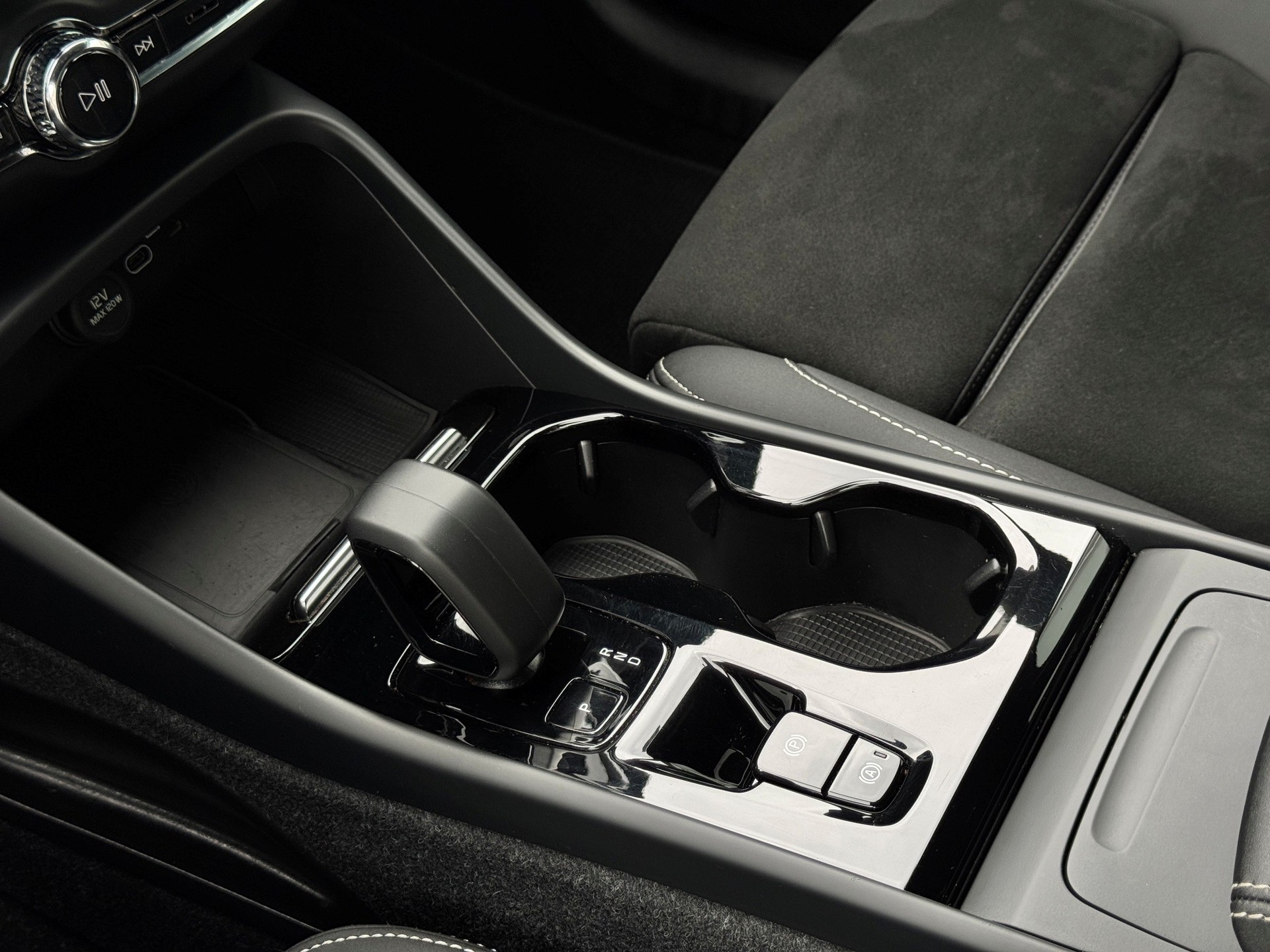 VOLVO XC40 2.0 B4 MH Plus Dark AWD-image-19