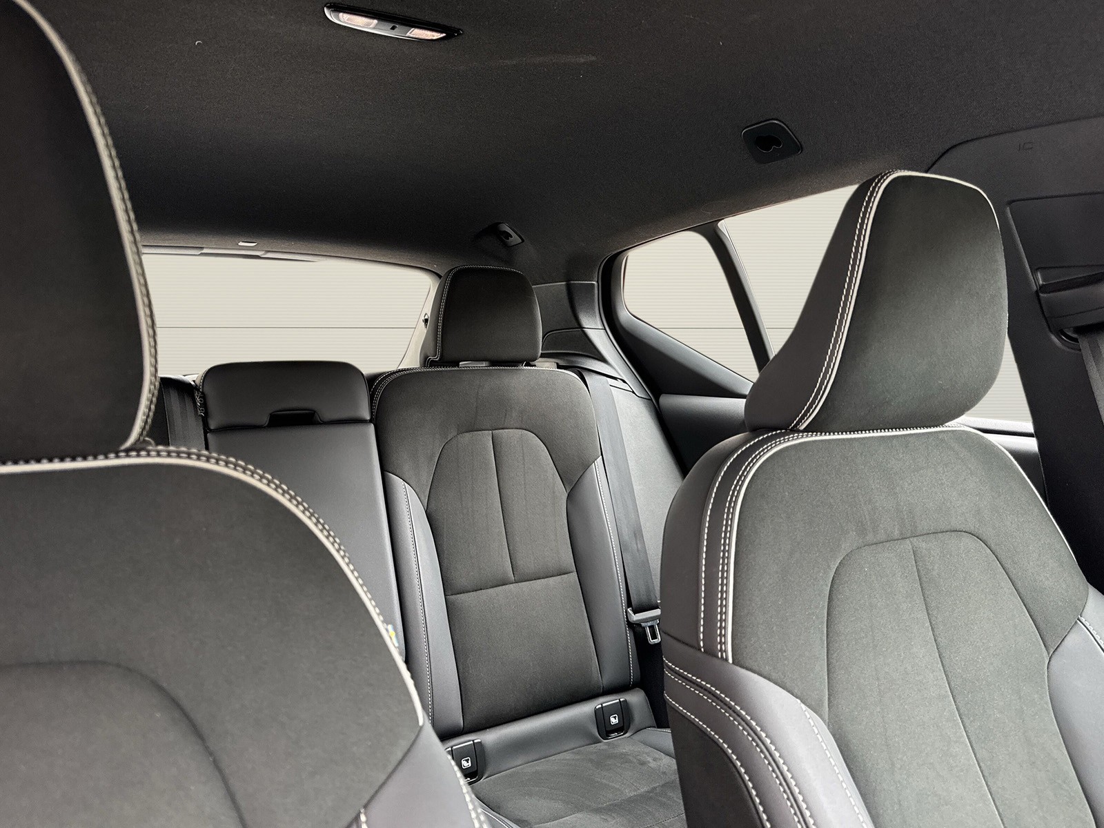 VOLVO XC40 2.0 B4 MH Plus Dark AWD-image-10