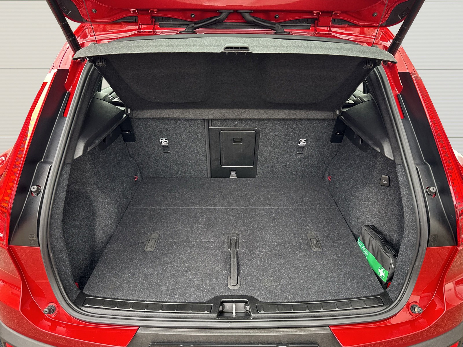 VOLVO XC40 2.0 B4 MH Plus Dark AWD-image-12