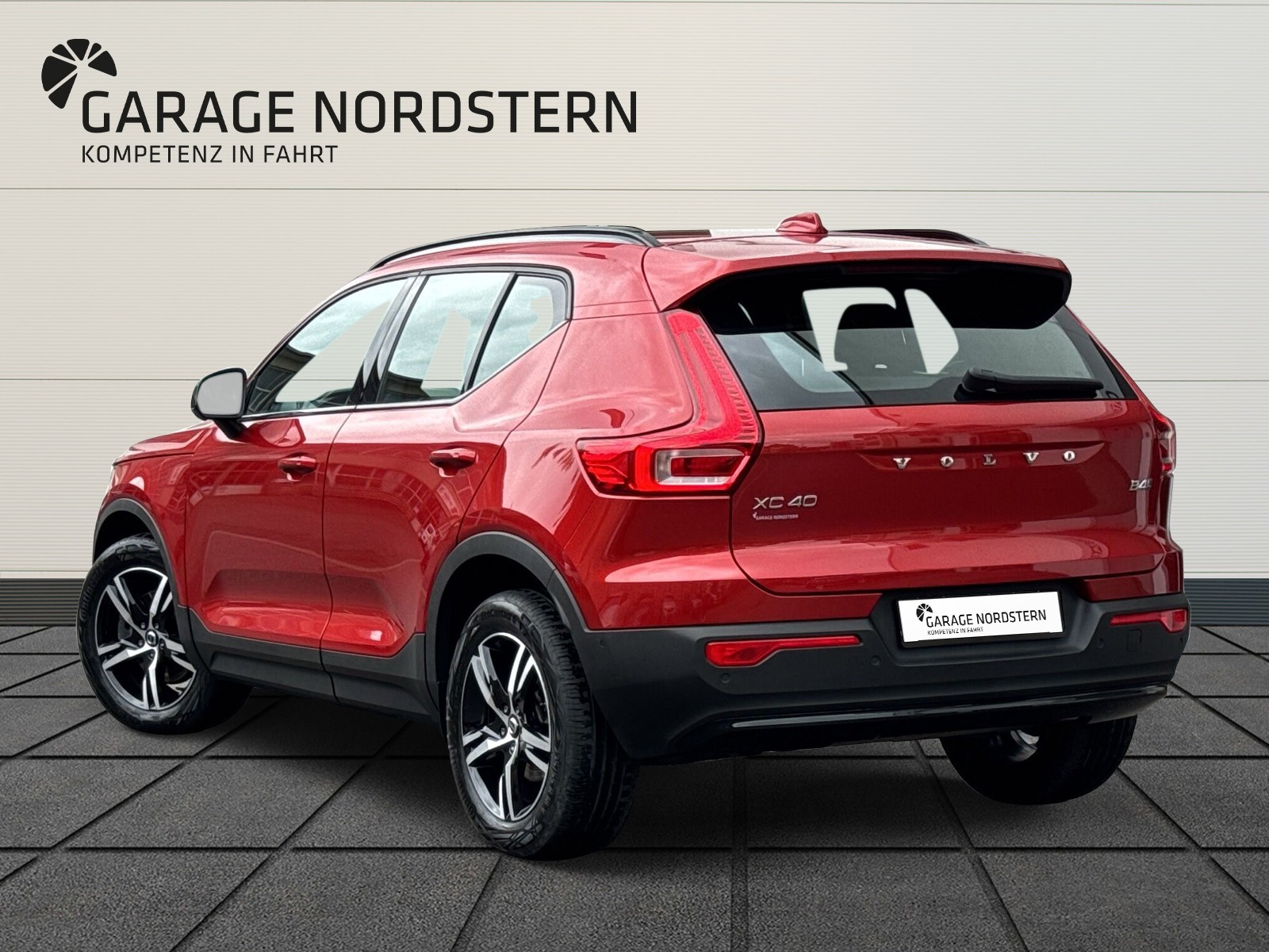 VOLVO XC40 2.0 B4 MH Plus Dark AWD-image-2