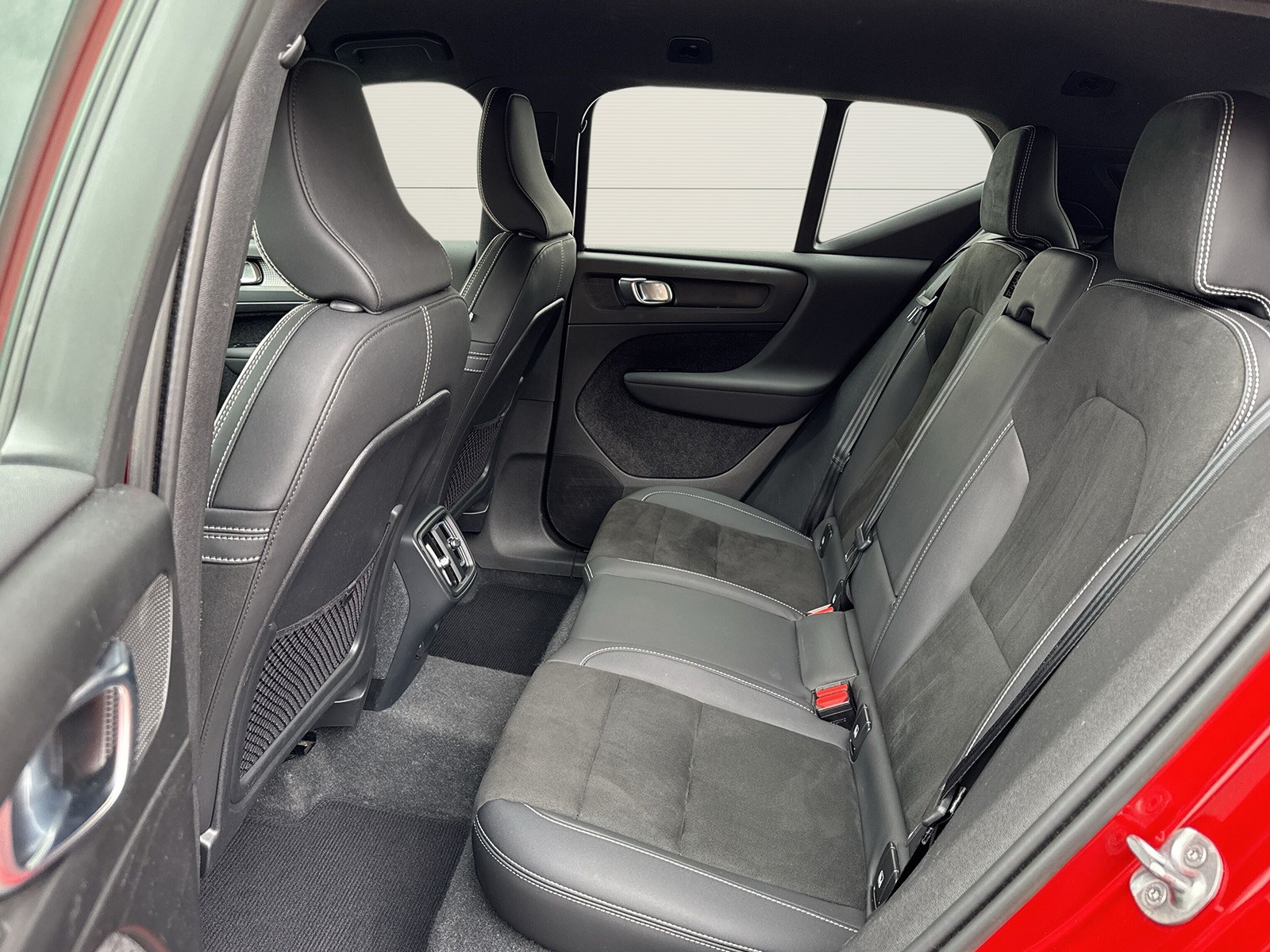 VOLVO XC40 2.0 B4 MH Plus Dark AWD-image-11
