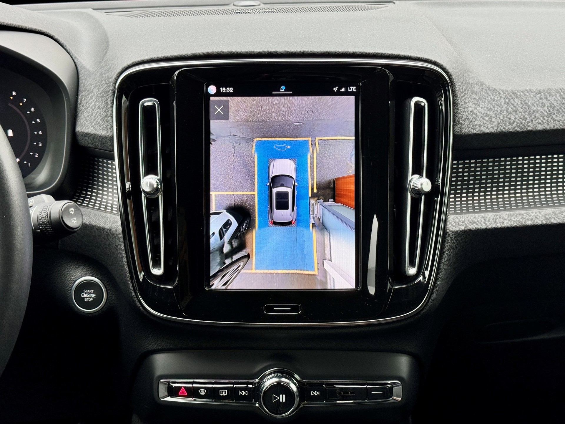 VOLVO XC40 2.0 B4 MH Plus Dark AWD-image-17