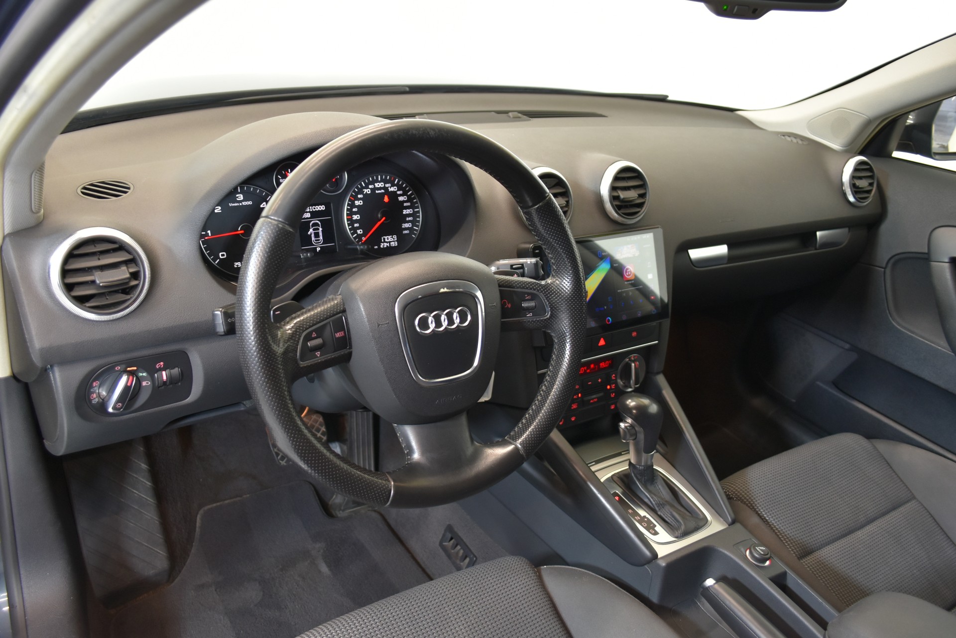 AUDI A3 Sportback 2.0 TDI Ambition S-tronic-image-4