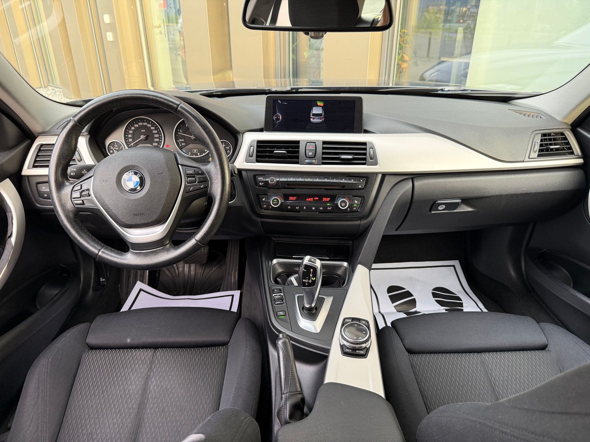 BMW 320d xDrive Touring Steptronic-image-12