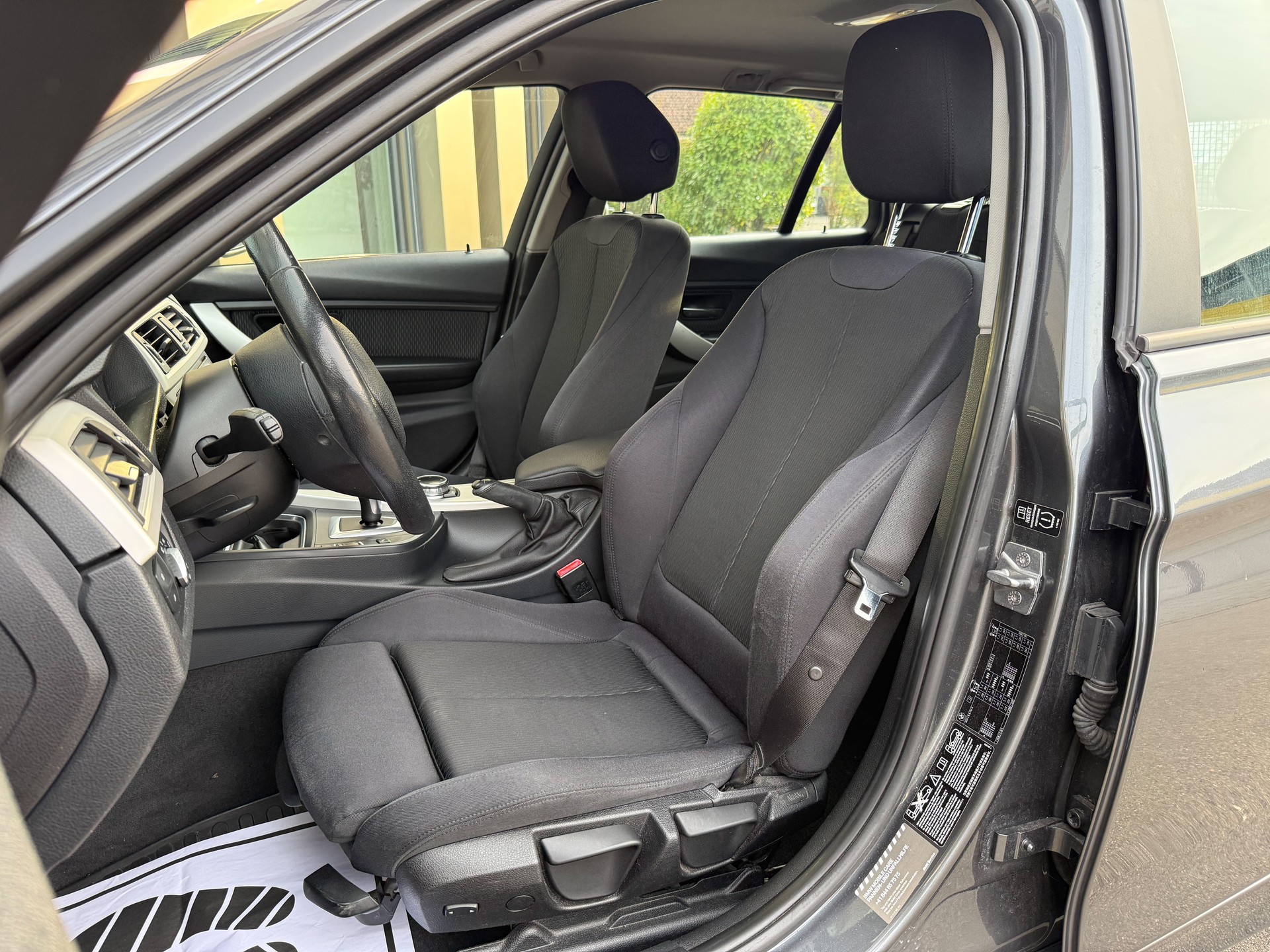 BMW 320d xDrive Touring Steptronic-image-10