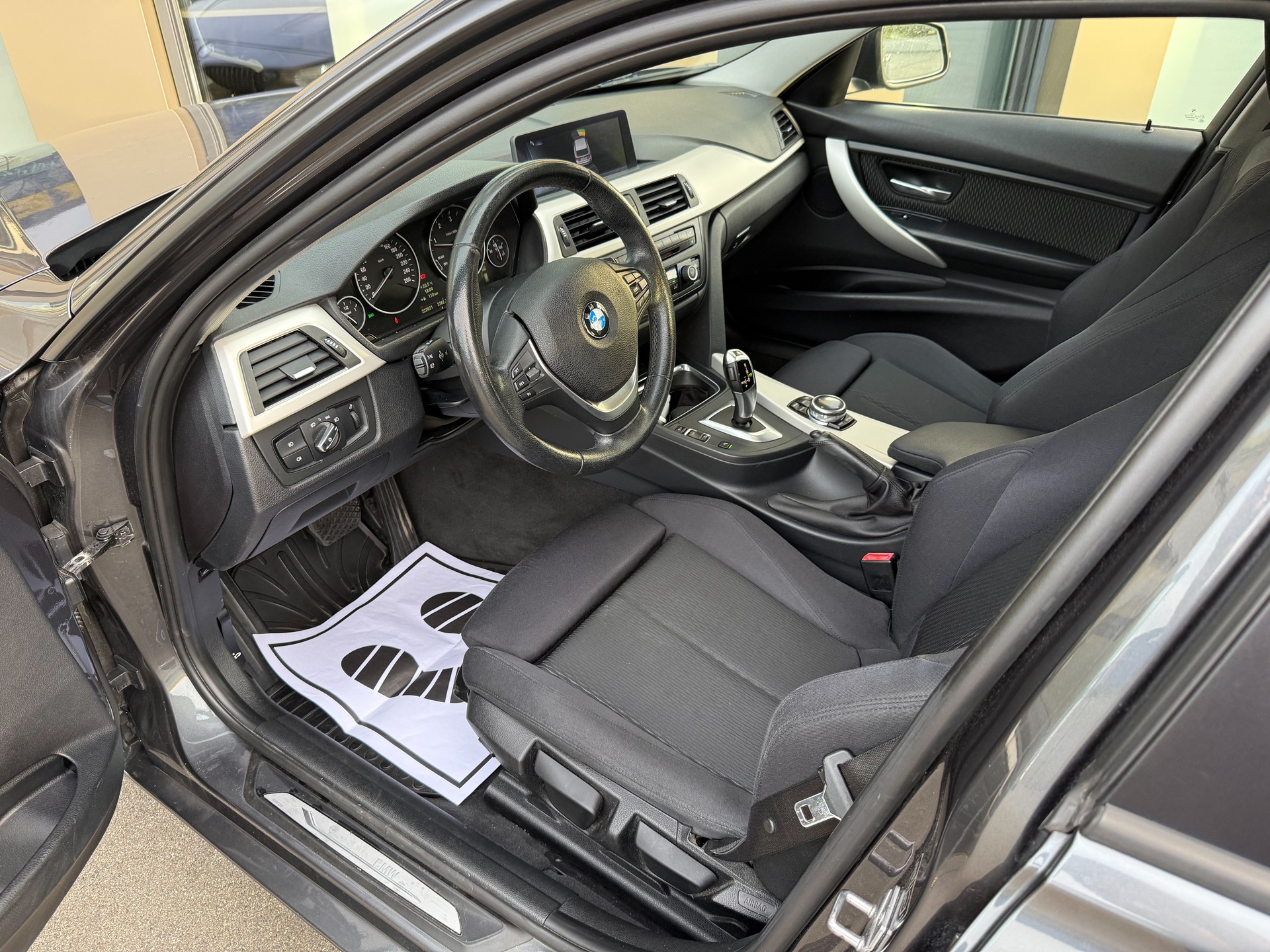 BMW 320d xDrive Touring Steptronic-image-9