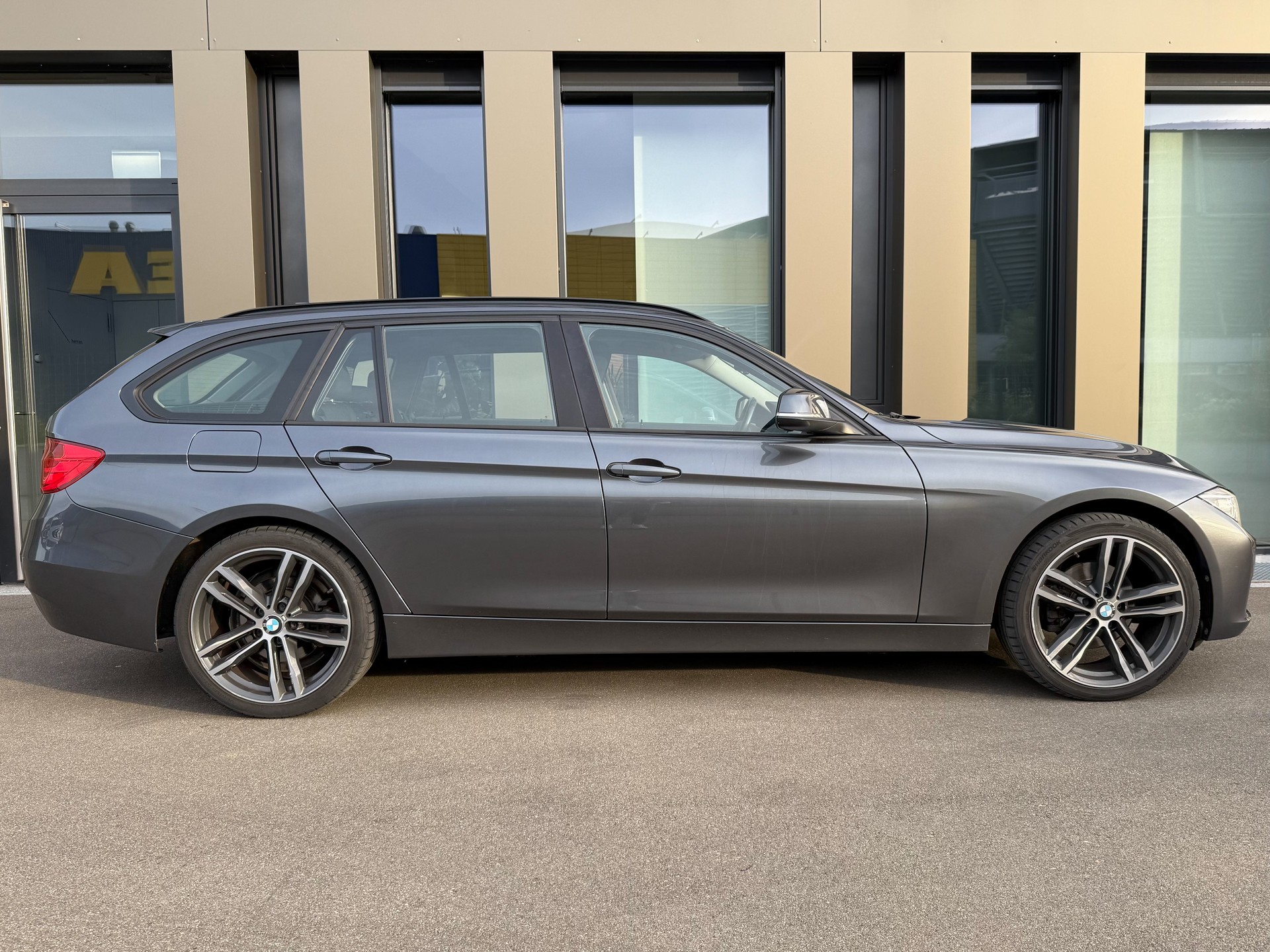 BMW 320d xDrive Touring Steptronic-image-5