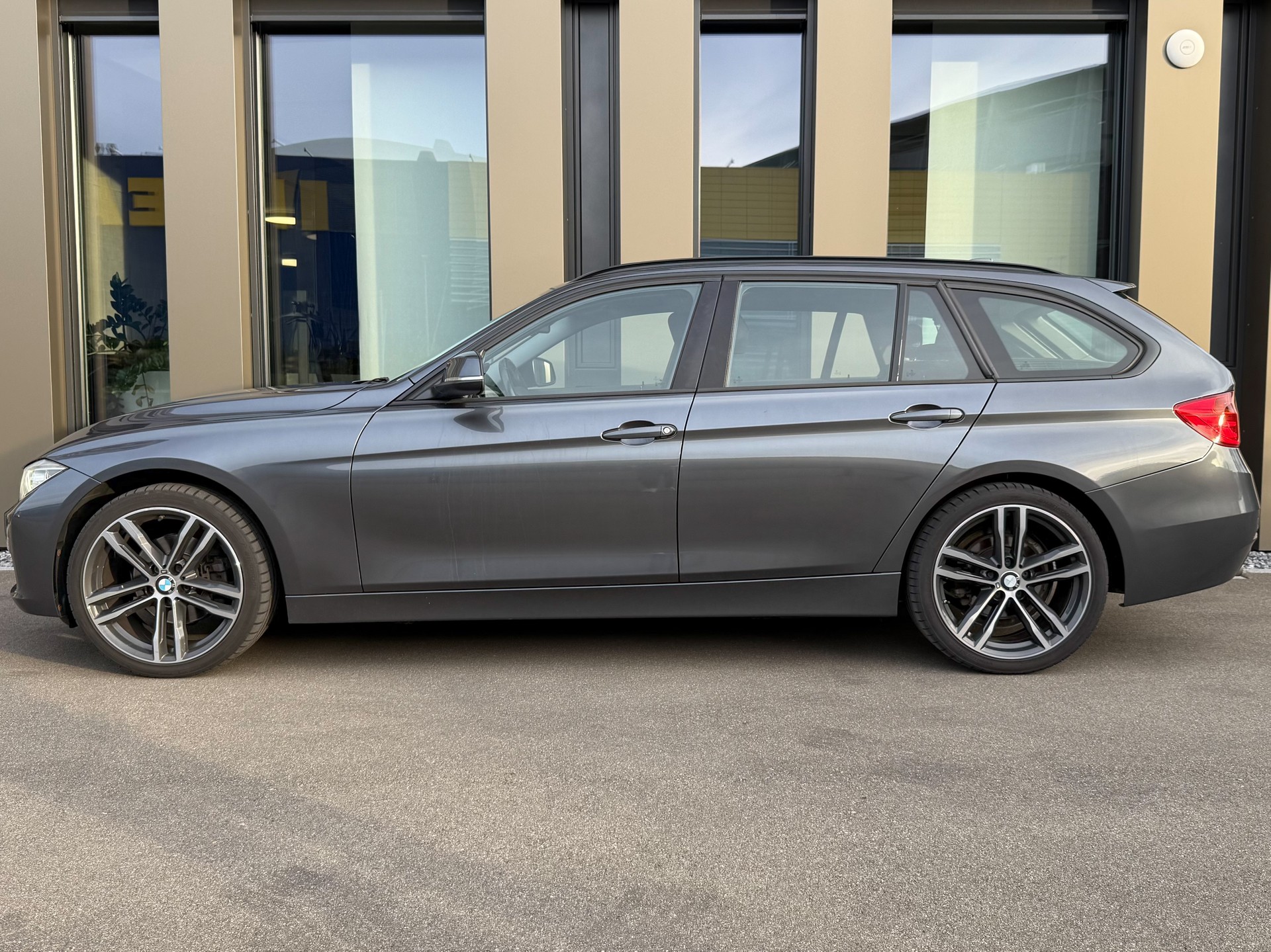 BMW 320d xDrive Touring Steptronic-image-1