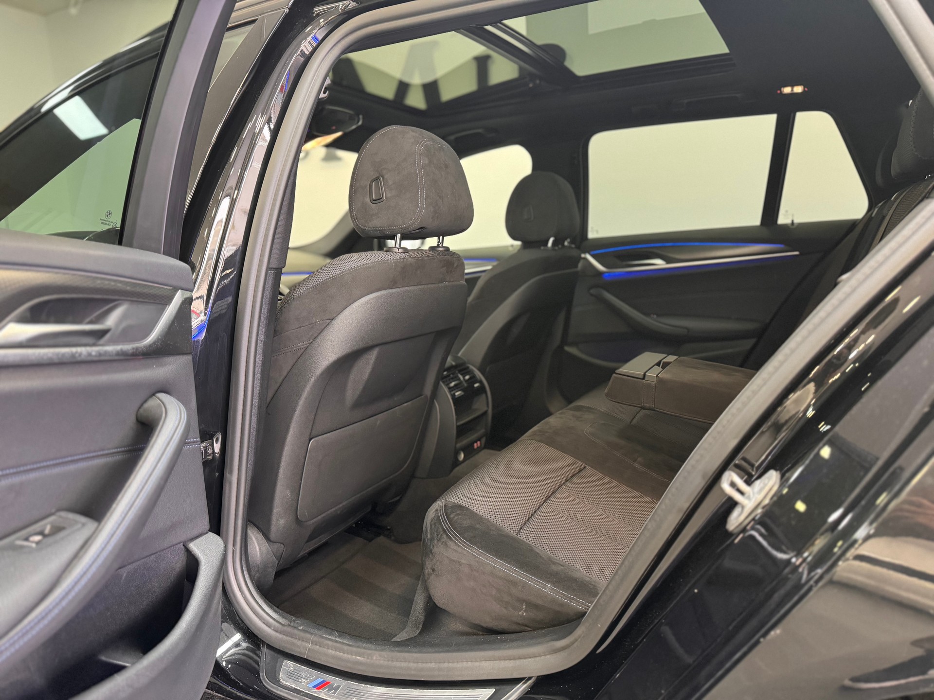 BMW 520d 48V Touring M Sport Steptronic *Panorama / Rückfahrkamera / Lenkradheizung / Live Cockpit / Ambientebeleuchtung / LED*-image-8