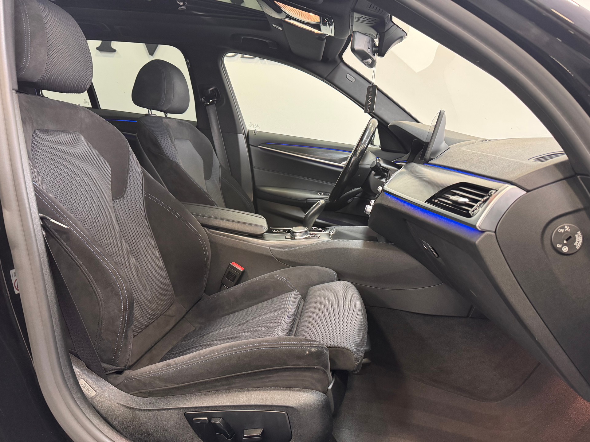 BMW 520d 48V Touring M Sport Steptronic *Panorama / Rückfahrkamera / Lenkradheizung / Live Cockpit / Ambientebeleuchtung / LED*-image-10