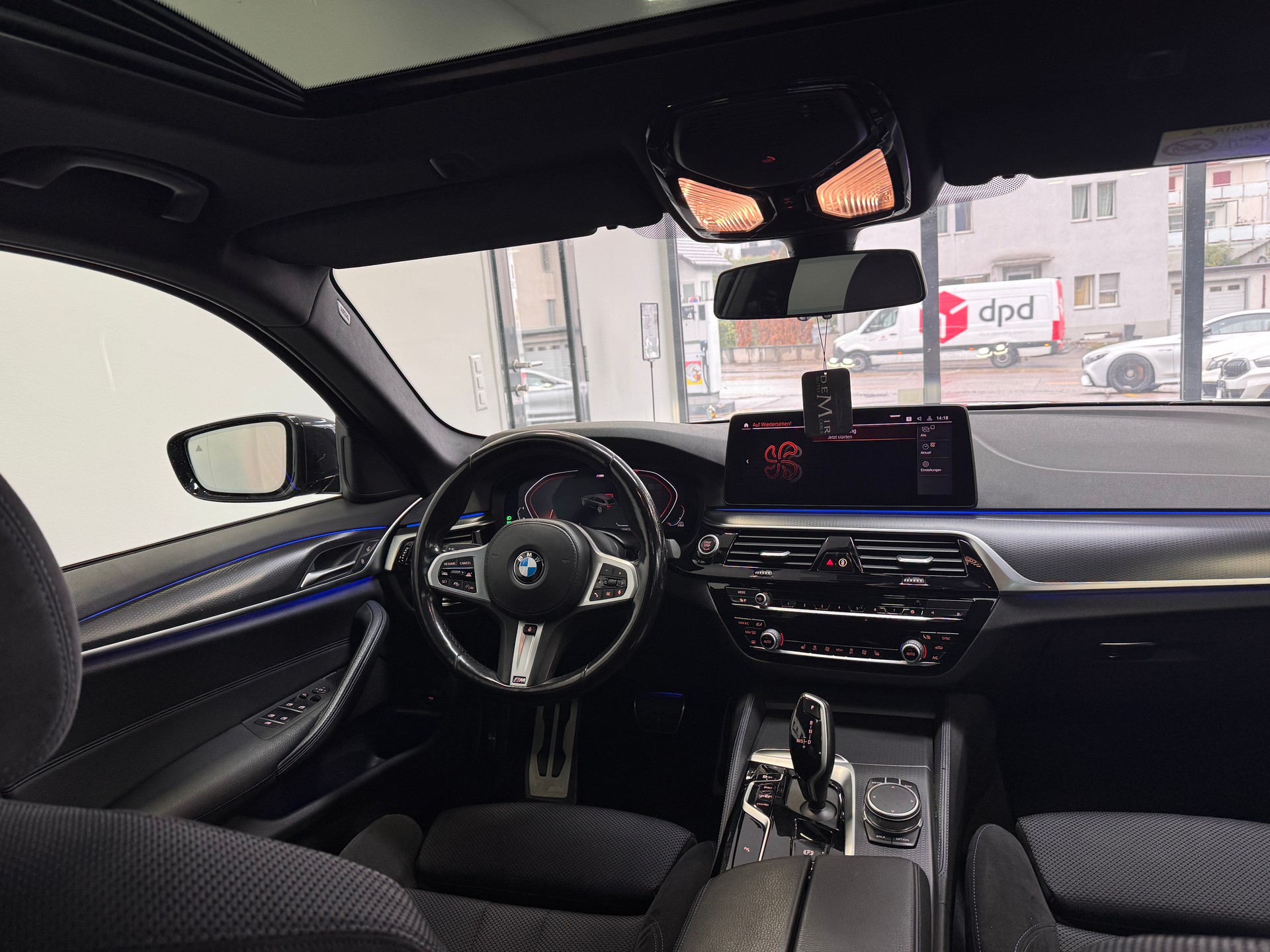 BMW 520d 48V Touring M Sport Steptronic *Panorama / Rückfahrkamera / Lenkradheizung / Live Cockpit / Ambientebeleuchtung / LED*-image-13