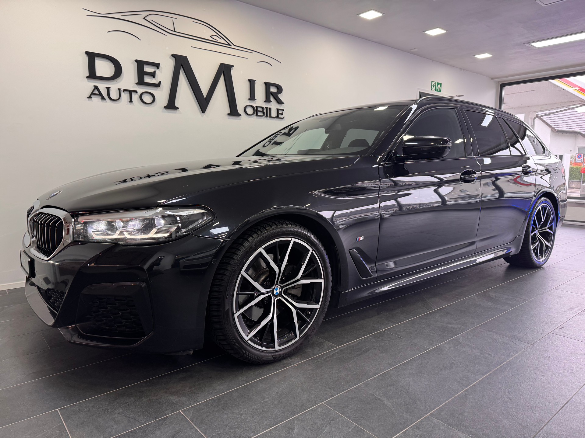 BMW 520d 48V Touring M Sport Steptronic *Panorama / Rückfahrkamera / Lenkradheizung / Live Cockpit / Ambientebeleuchtung / LED*-image-0