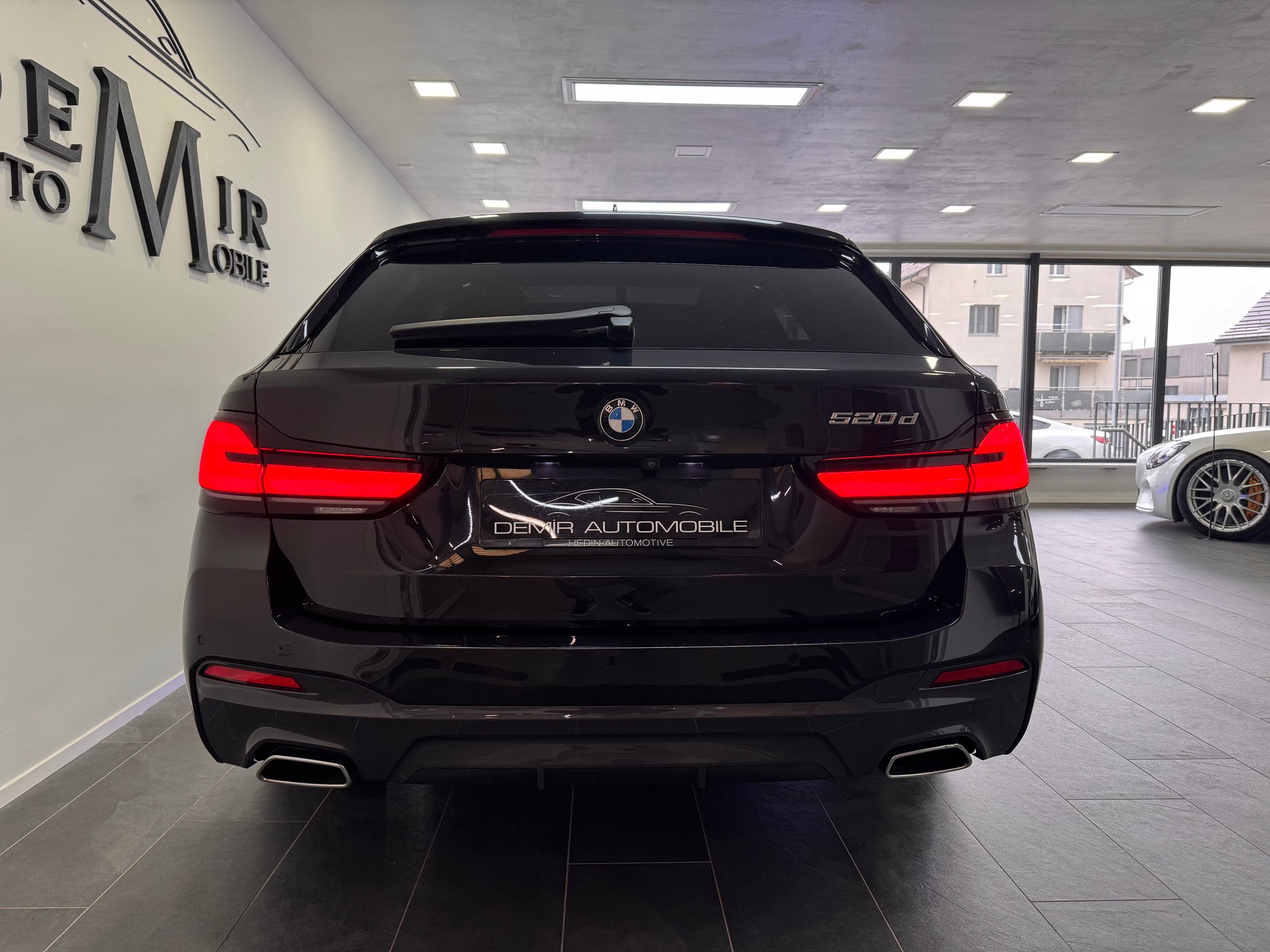 BMW 520d 48V Touring M Sport Steptronic *Panorama / Rückfahrkamera / Lenkradheizung / Live Cockpit / Ambientebeleuchtung / LED*-image-4