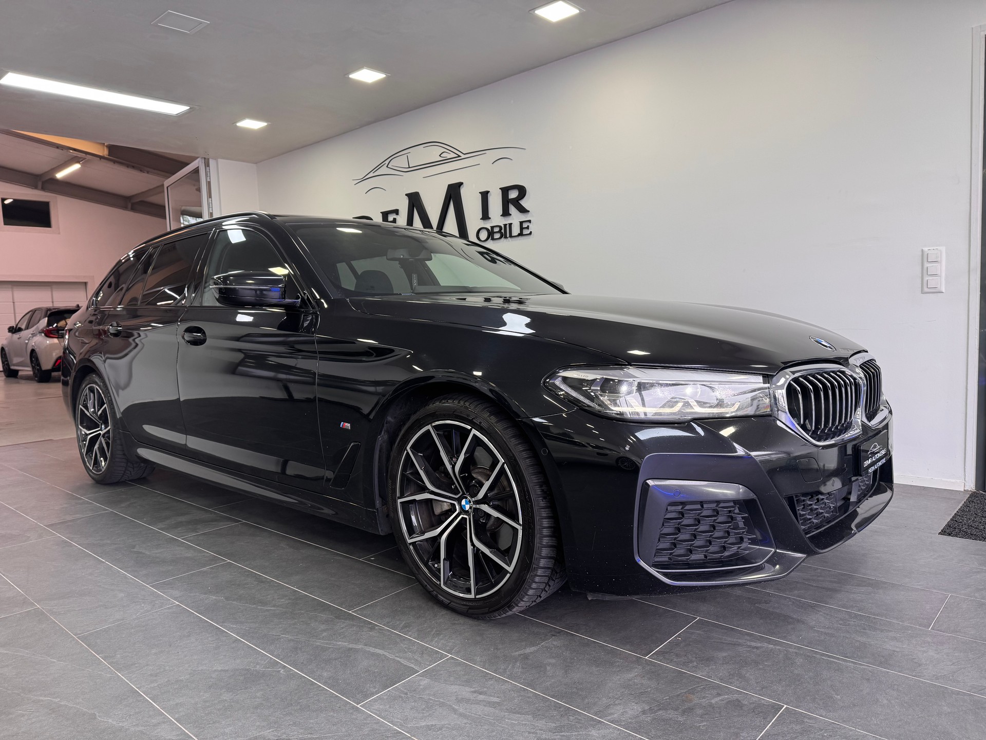 BMW 520d 48V Touring M Sport Steptronic *Panorama / Rückfahrkamera / Lenkradheizung / Live Cockpit / Ambientebeleuchtung / LED*-image-2
