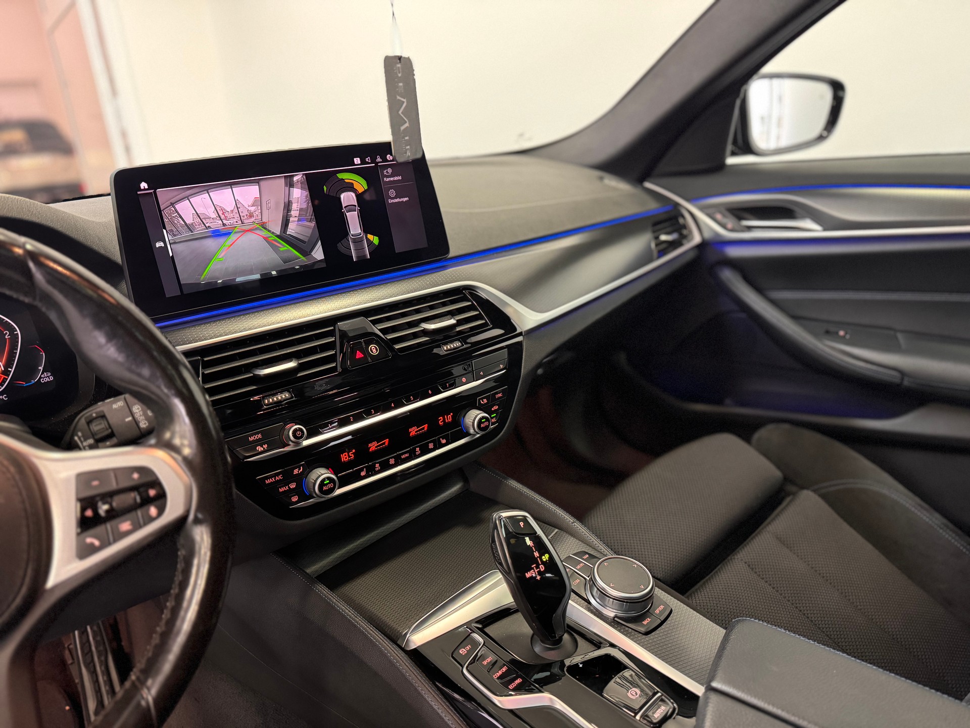 BMW 520d 48V Touring M Sport Steptronic *Panorama / Rückfahrkamera / Lenkradheizung / Live Cockpit / Ambientebeleuchtung / LED*-image-12