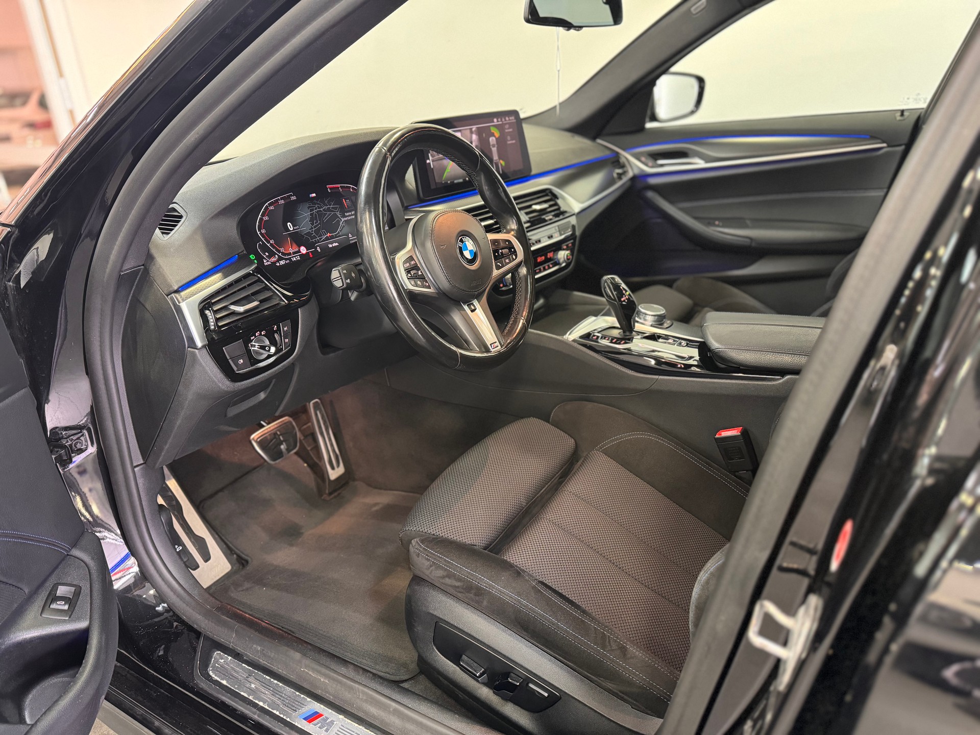 BMW 520d 48V Touring M Sport Steptronic *Panorama / Rückfahrkamera / Lenkradheizung / Live Cockpit / Ambientebeleuchtung / LED*-image-6