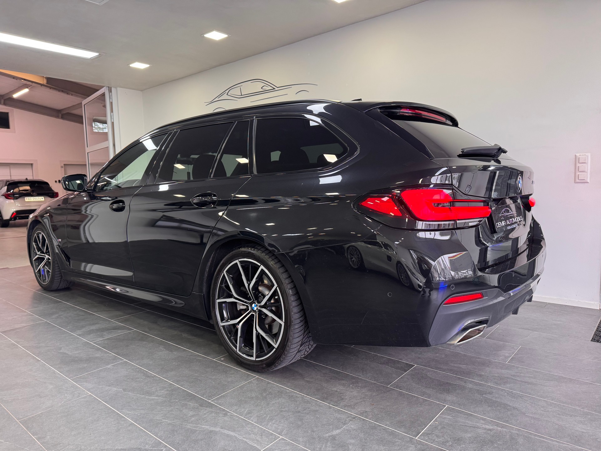 BMW 520d 48V Touring M Sport Steptronic *Panorama / Rückfahrkamera / Lenkradheizung / Live Cockpit / Ambientebeleuchtung / LED*-image-5