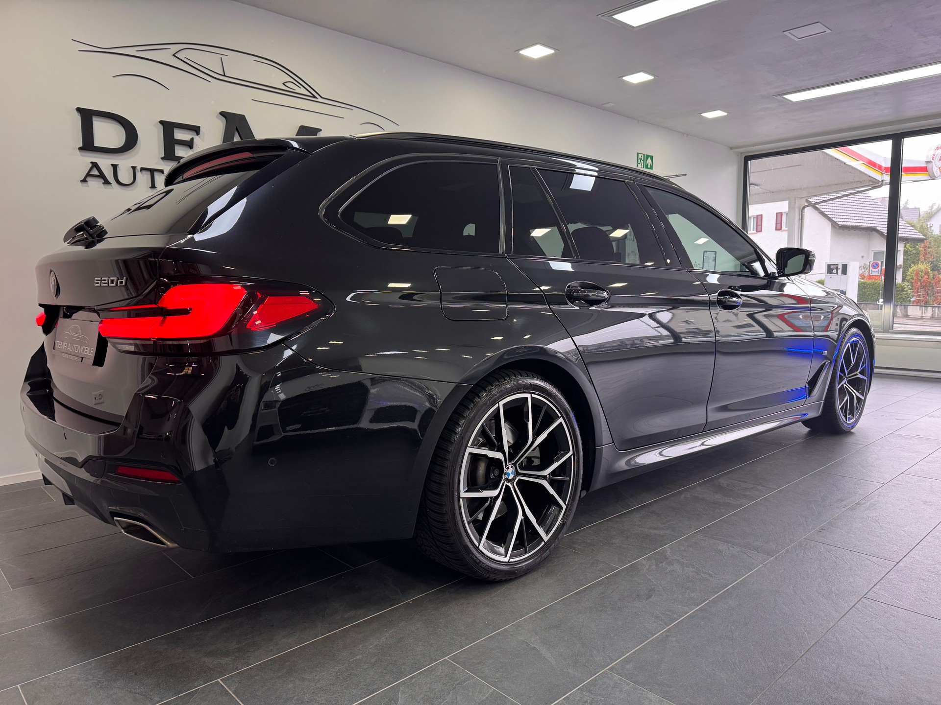BMW 520d 48V Touring M Sport Steptronic *Panorama / Rückfahrkamera / Lenkradheizung / Live Cockpit / Ambientebeleuchtung / LED*-image-3