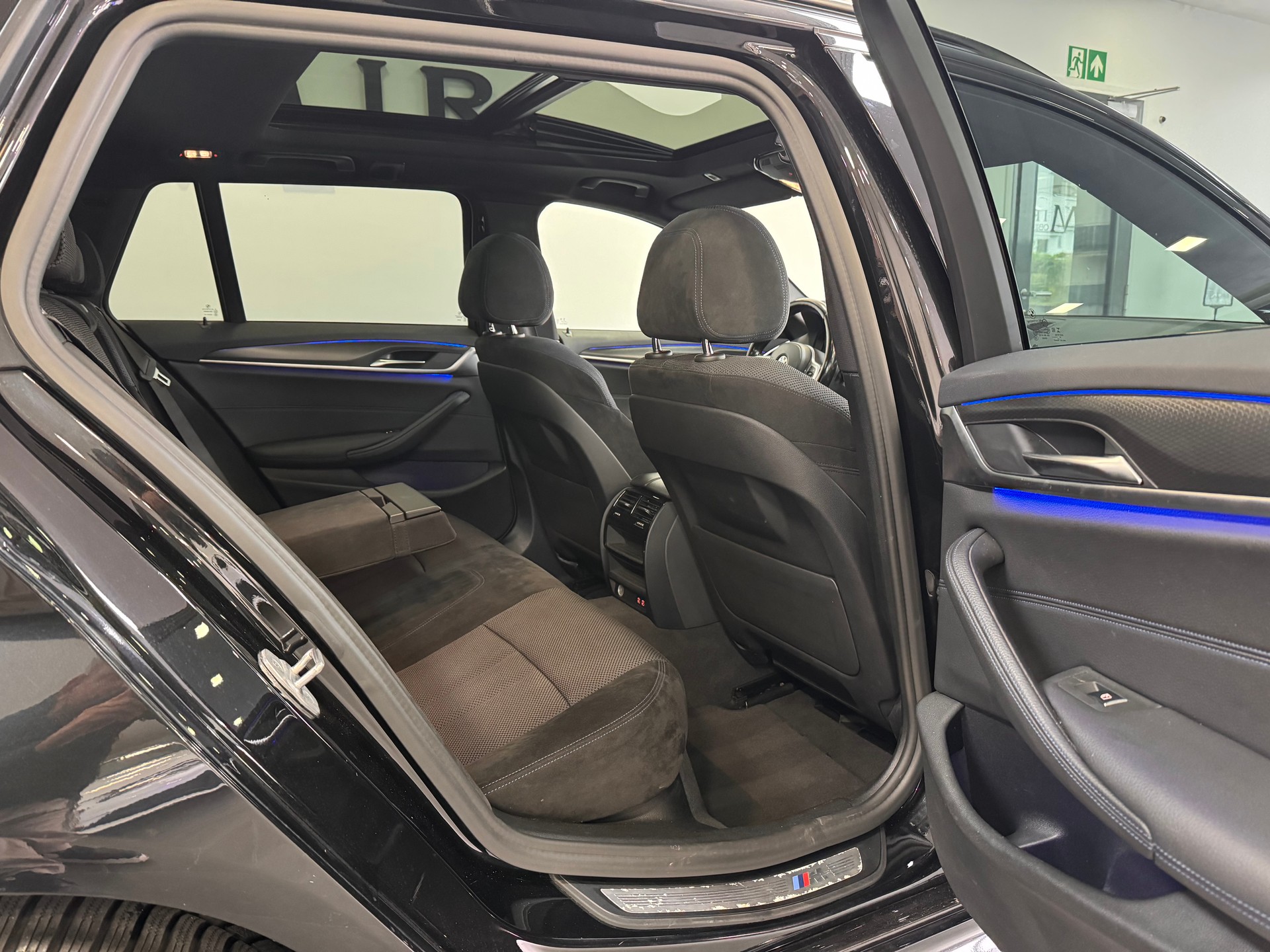 BMW 520d 48V Touring M Sport Steptronic *Panorama / Rückfahrkamera / Lenkradheizung / Live Cockpit / Ambientebeleuchtung / LED*-image-9