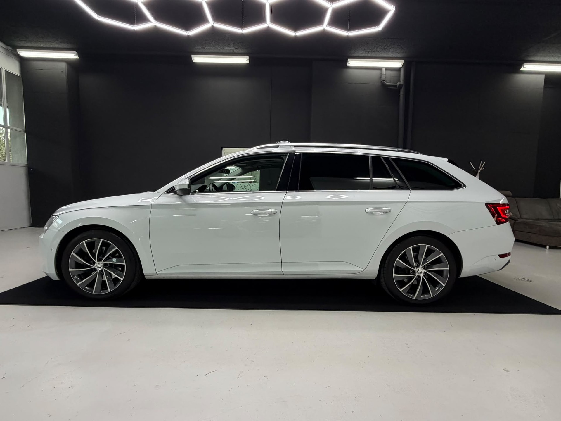 SKODA Superb Combi 2.0 TDi Ambition 4x4 DSG-showroom-element-3