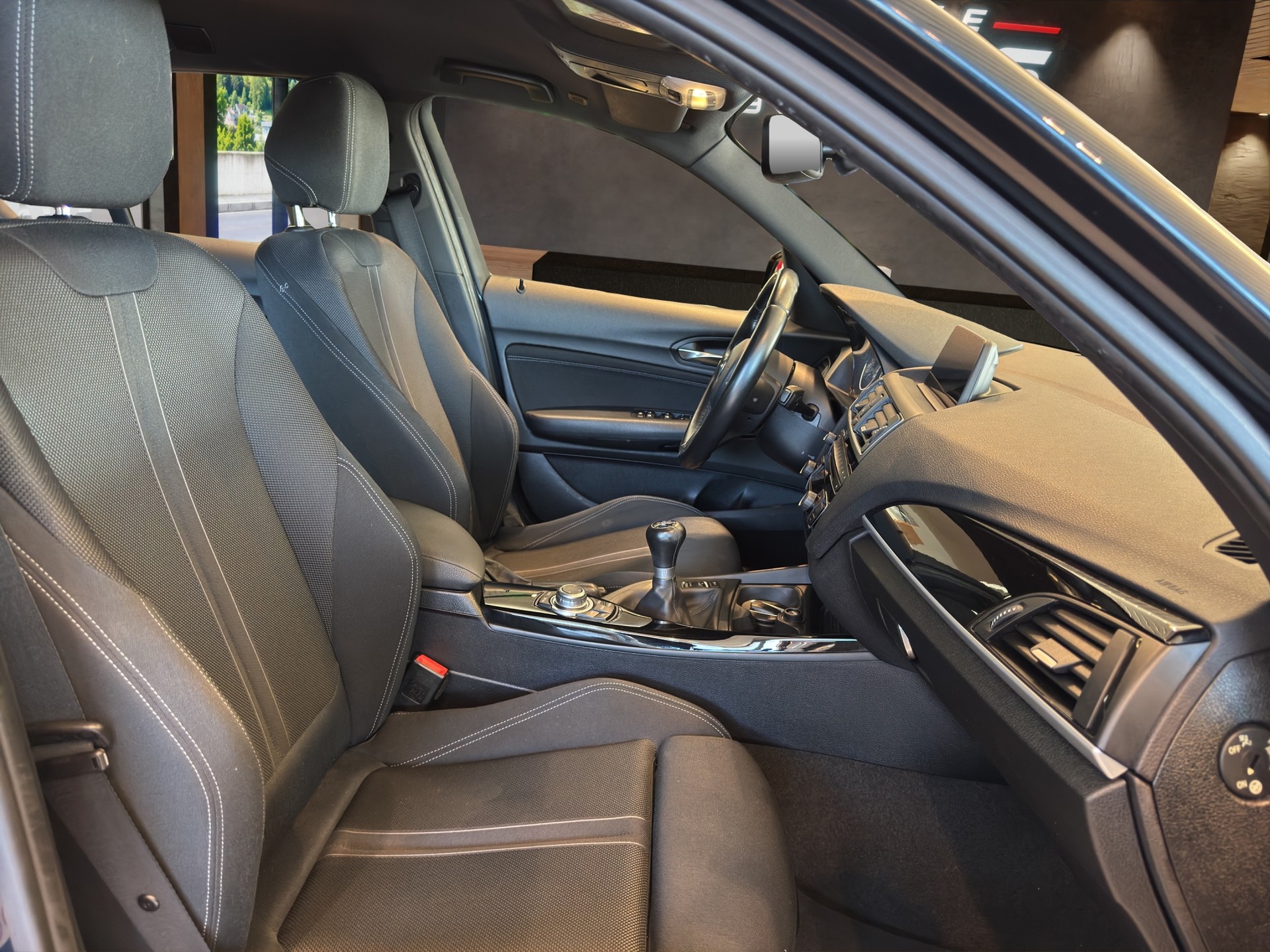BMW 118i Sport Line-image-8