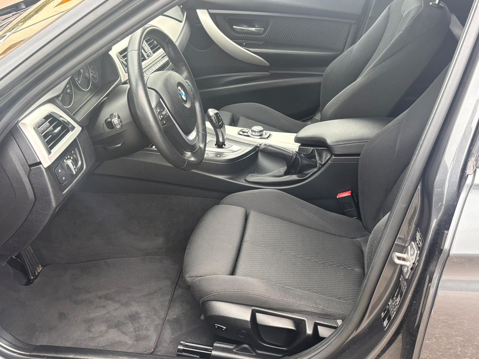 BMW 320d Touring Modern Line Steptronic-image-8