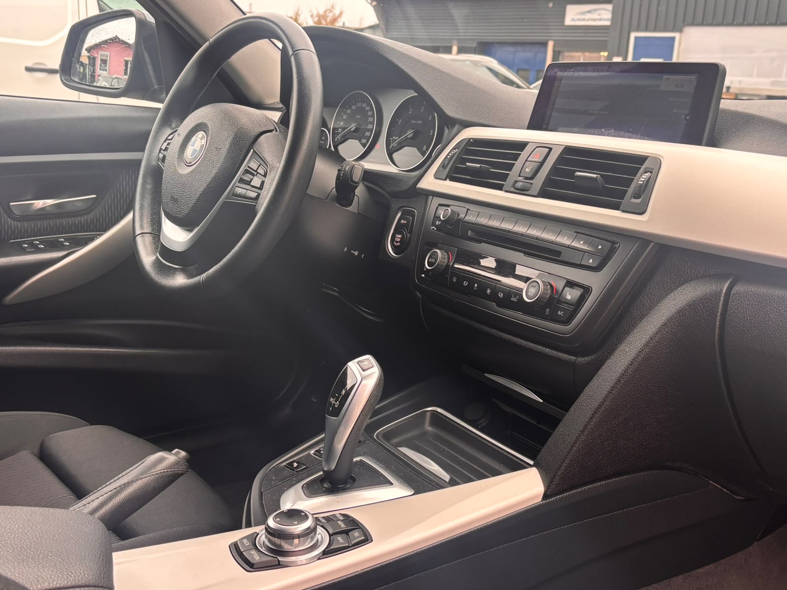 BMW 320d Touring Modern Line Steptronic-image-12