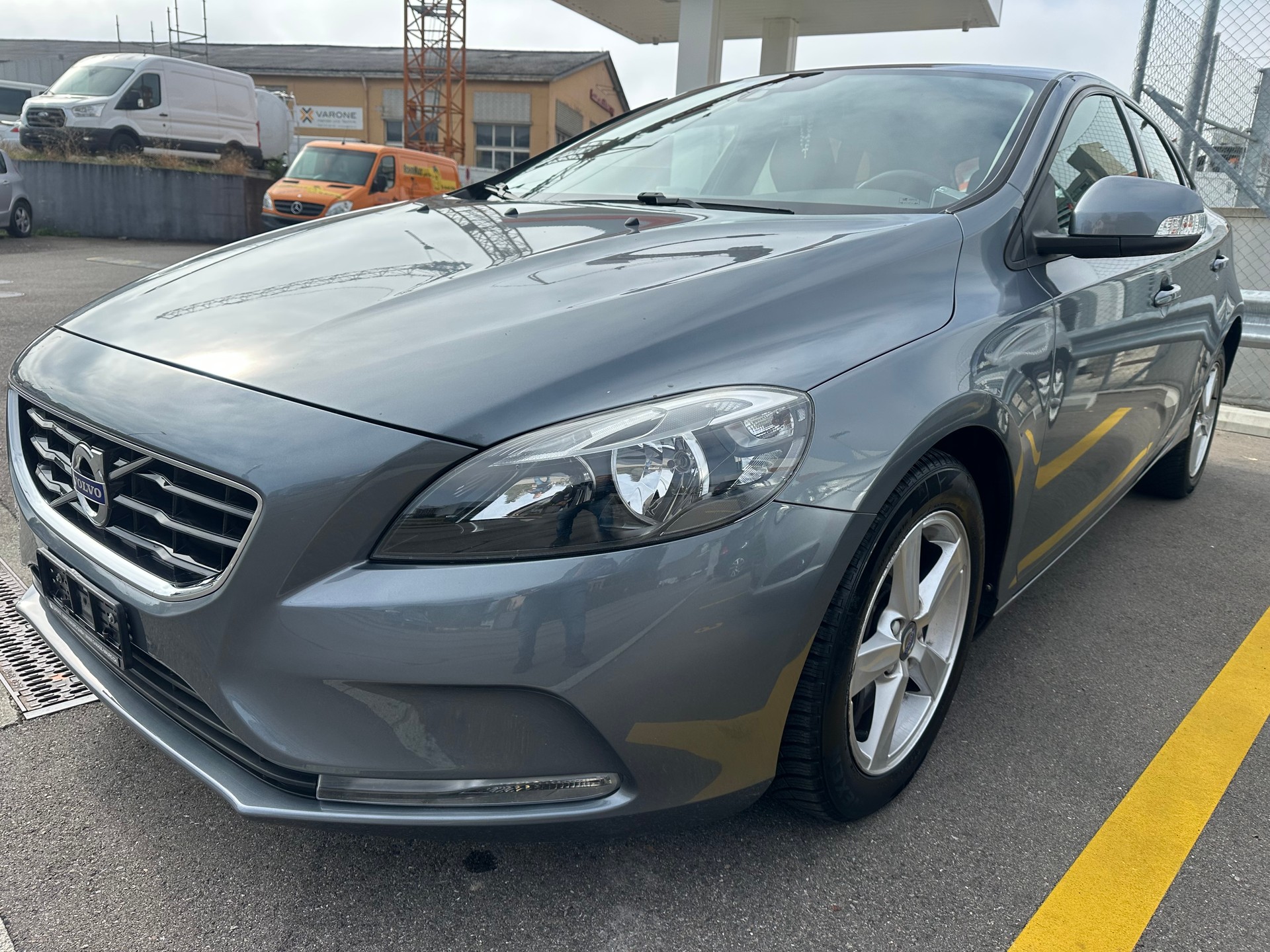 VOLVO V40 D3 Momentum Geartronic-image-1