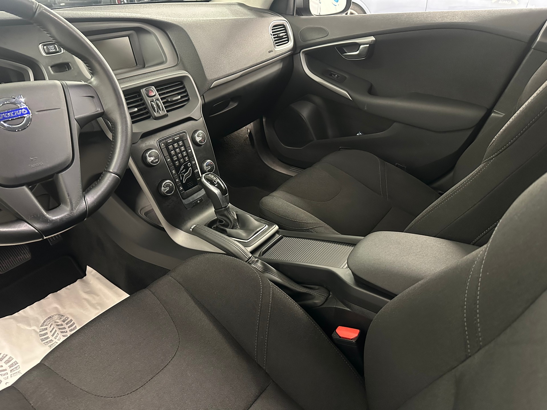 VOLVO V40 D3 Momentum Geartronic-image-7