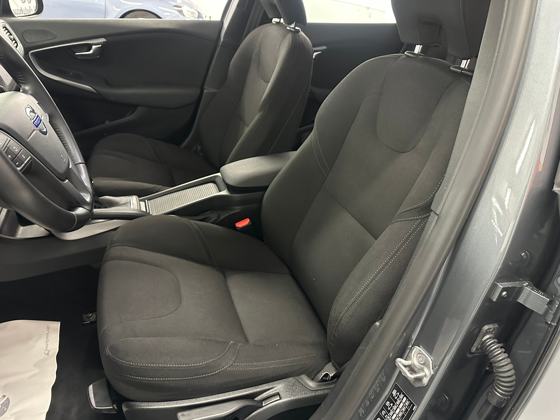VOLVO V40 D3 Momentum Geartronic-image-5