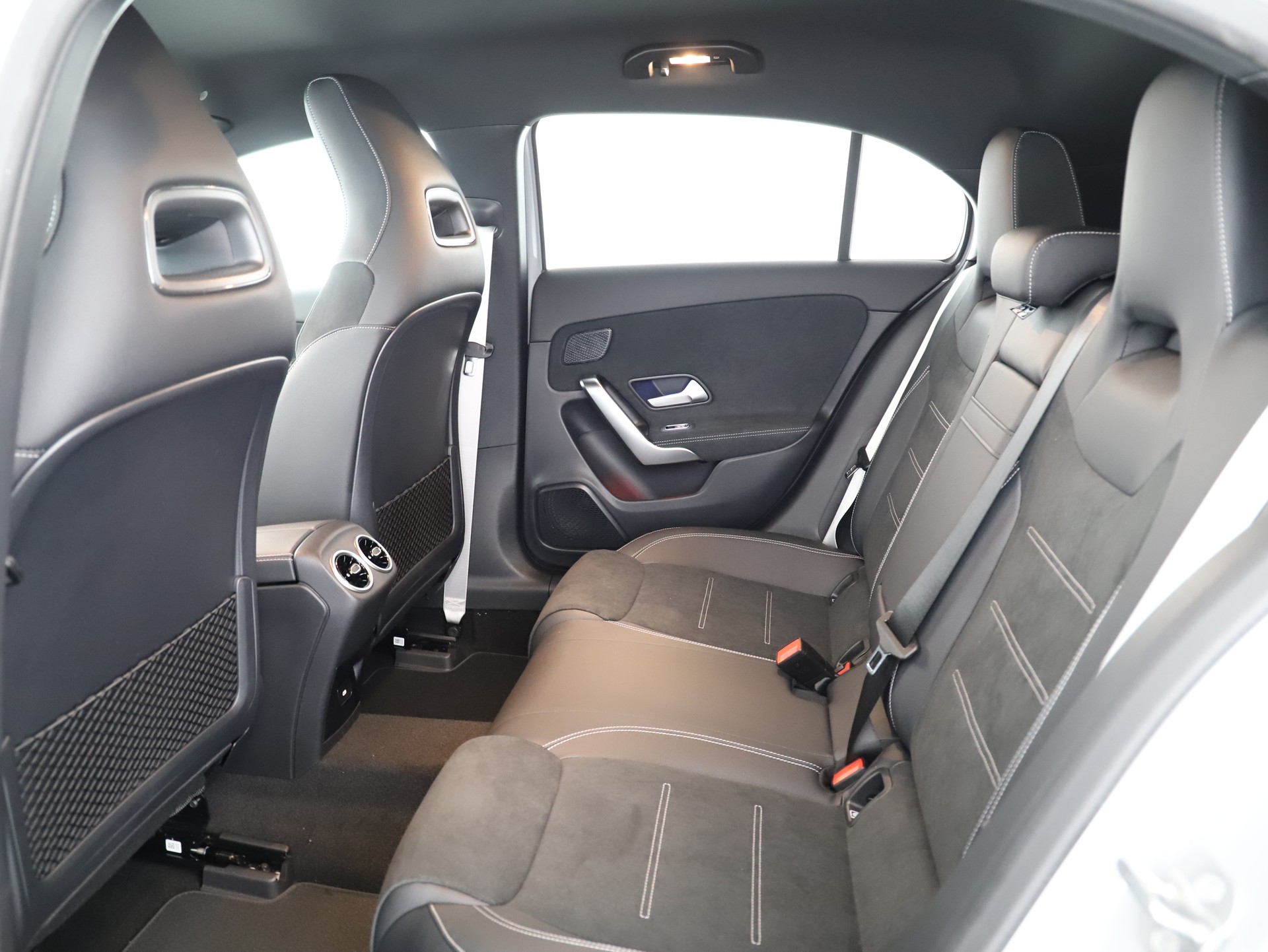 MERCEDES-BENZ A 200 7G-DCT-image-9