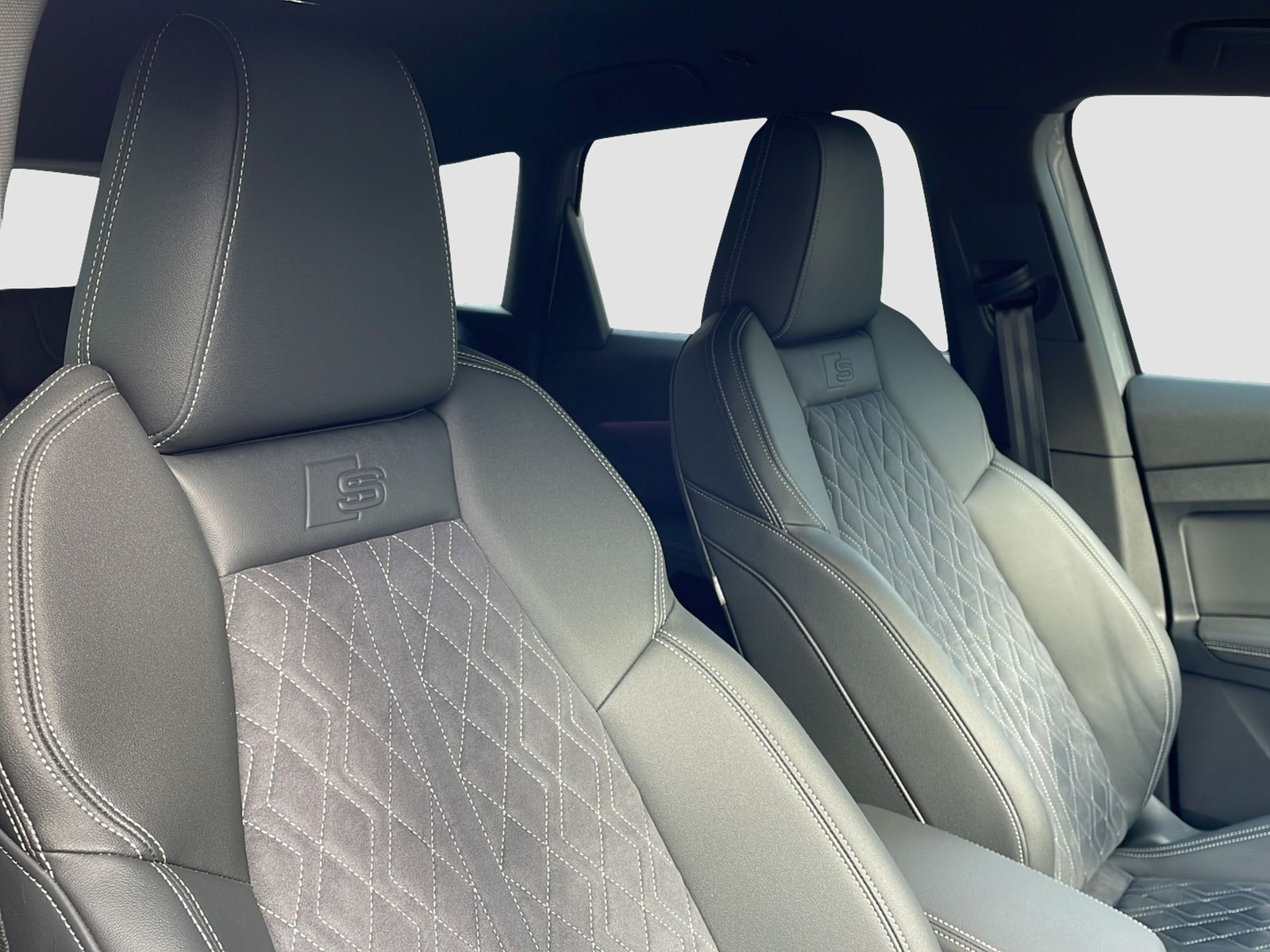 AUDI Q4 e-tron 50 quattro-image-12