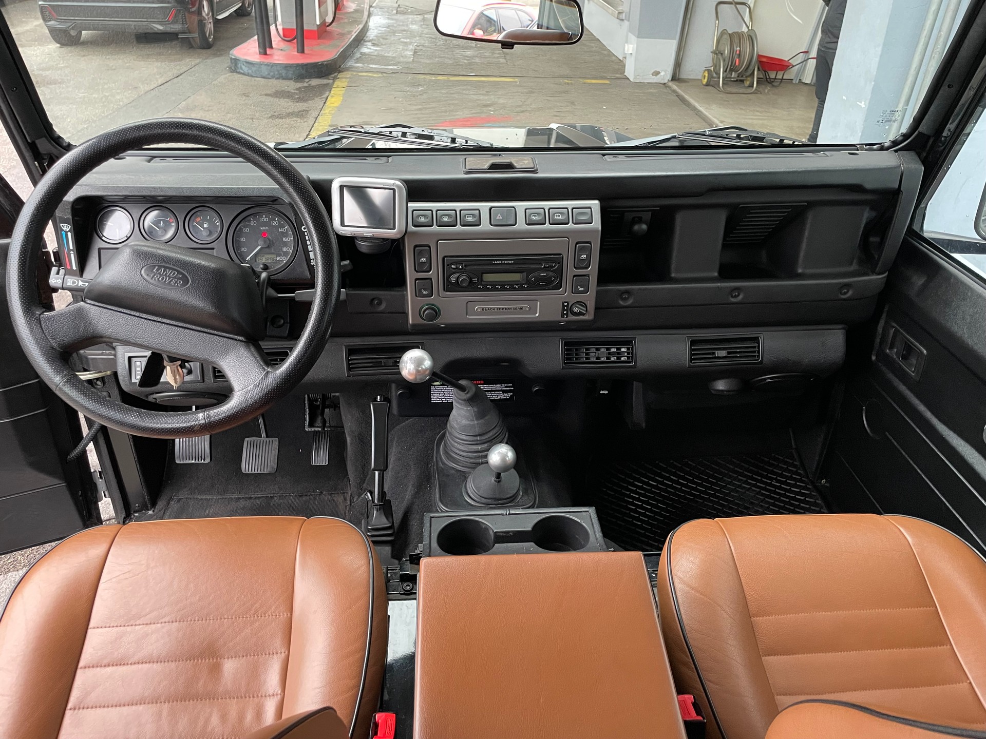 LAND ROVER Defender 110 SW 2.5 Td5 Black Edition-image-8