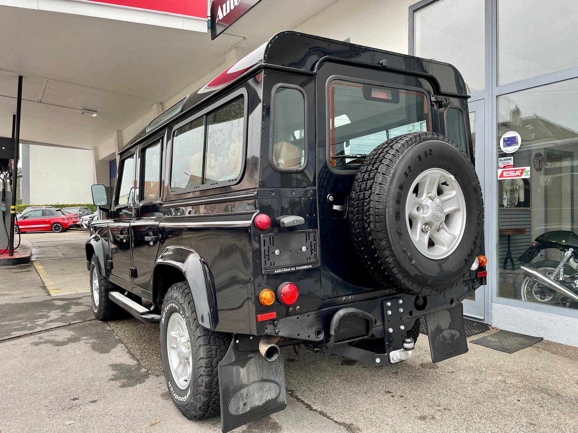 LAND ROVER Defender 110 SW 2.5 Td5 Black Edition-image-2