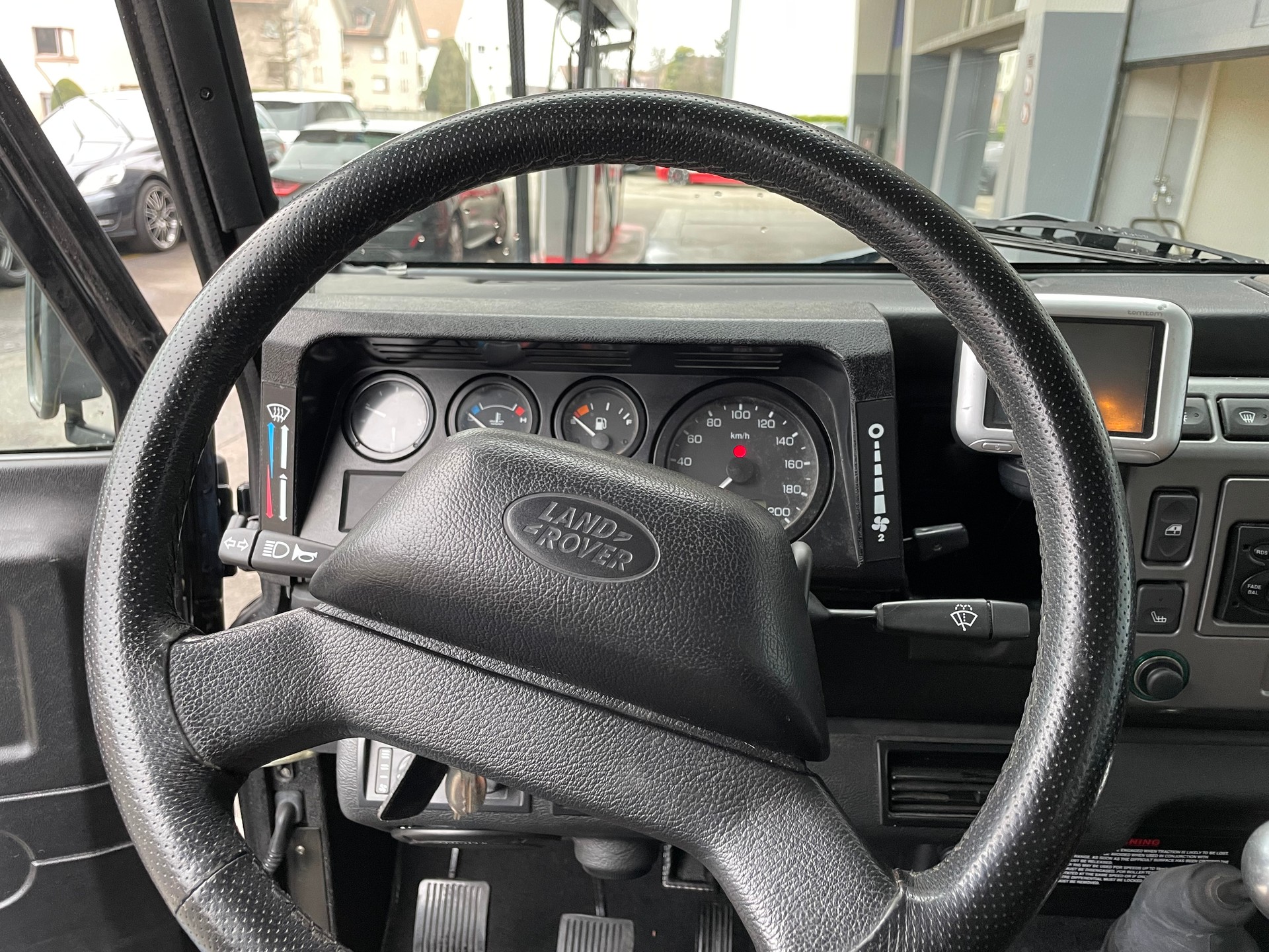 LAND ROVER Defender 110 SW 2.5 Td5 Black Edition-image-11