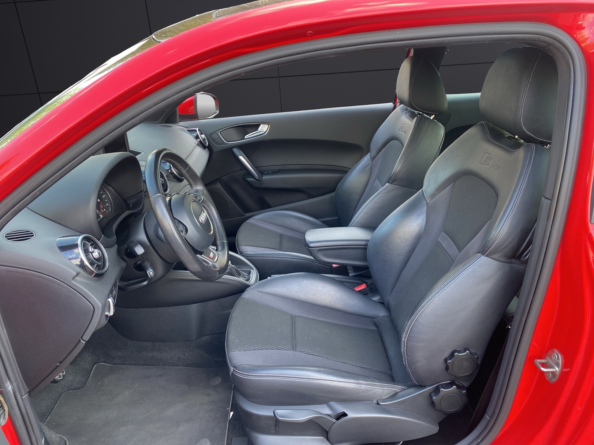 AUDI A1 Sportback 1.6 TDI Ambition-image-8