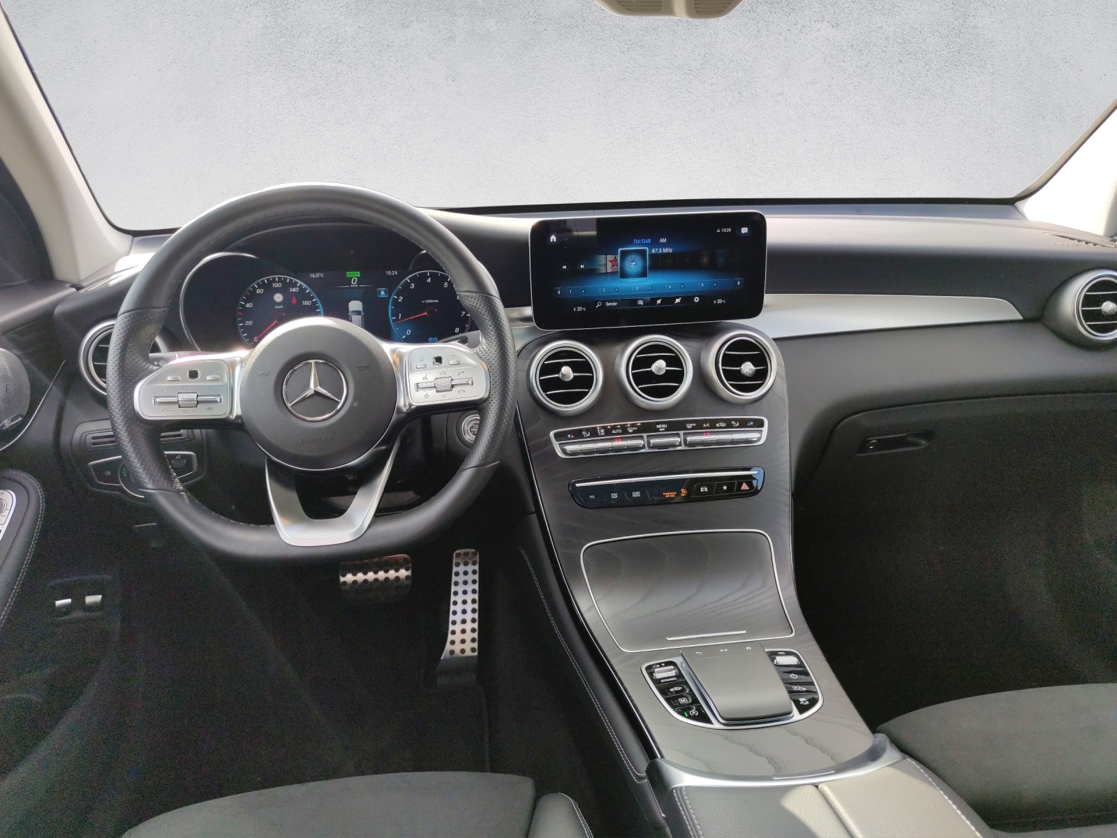 MERCEDES-BENZ GLC 300 AMG Line 4Matic-image-13