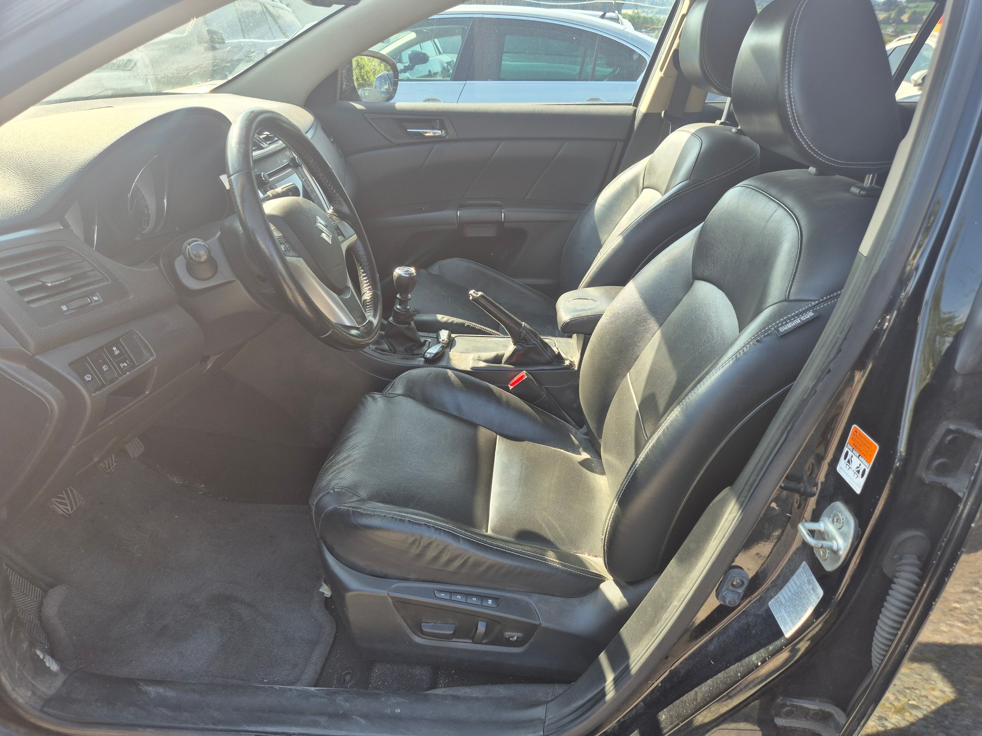 SUZUKI Kizashi 2.4 GL Top Sport 2WD-image-9