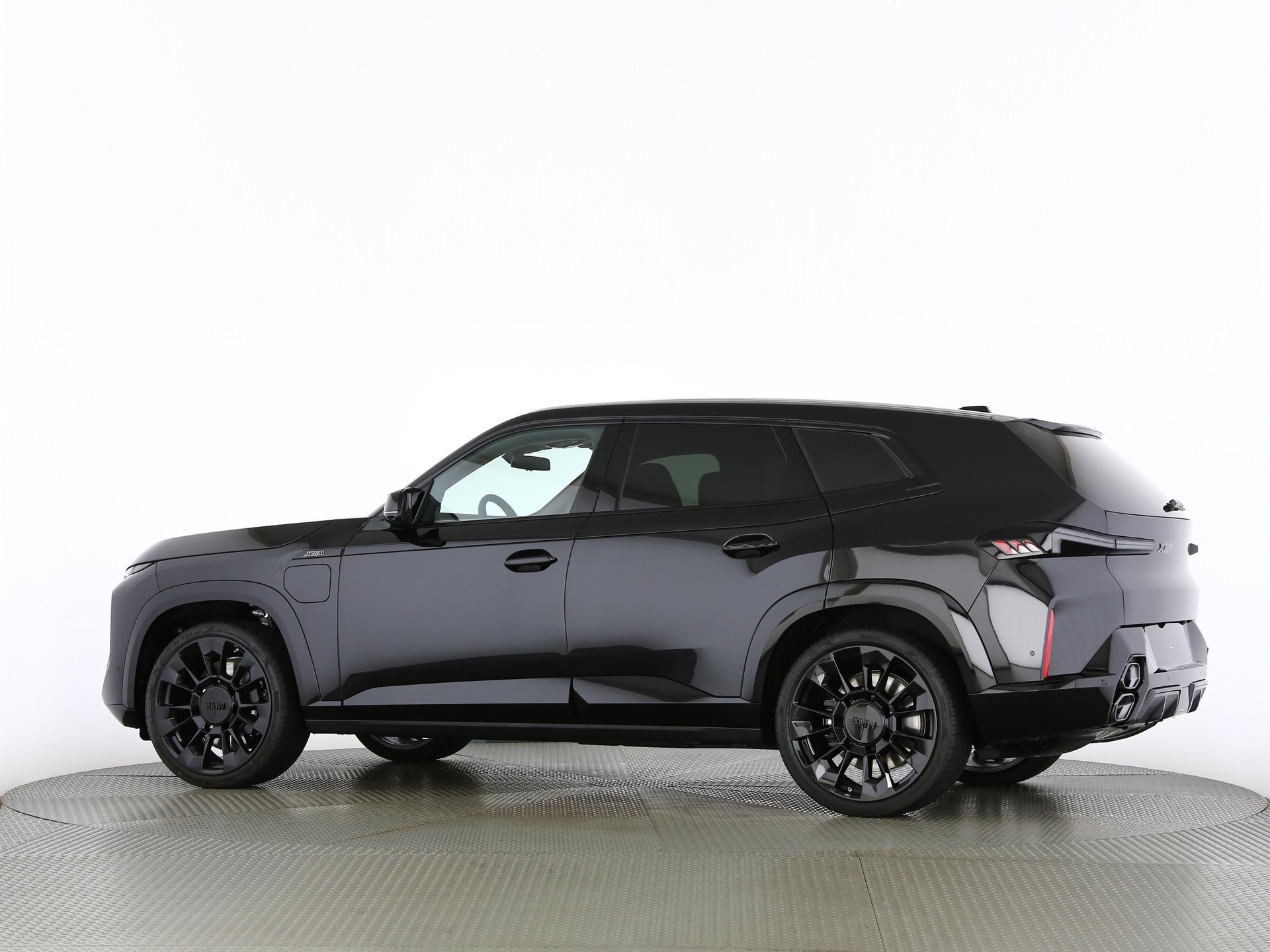 BMW XM 50e Plug-in Hybrid-image-13