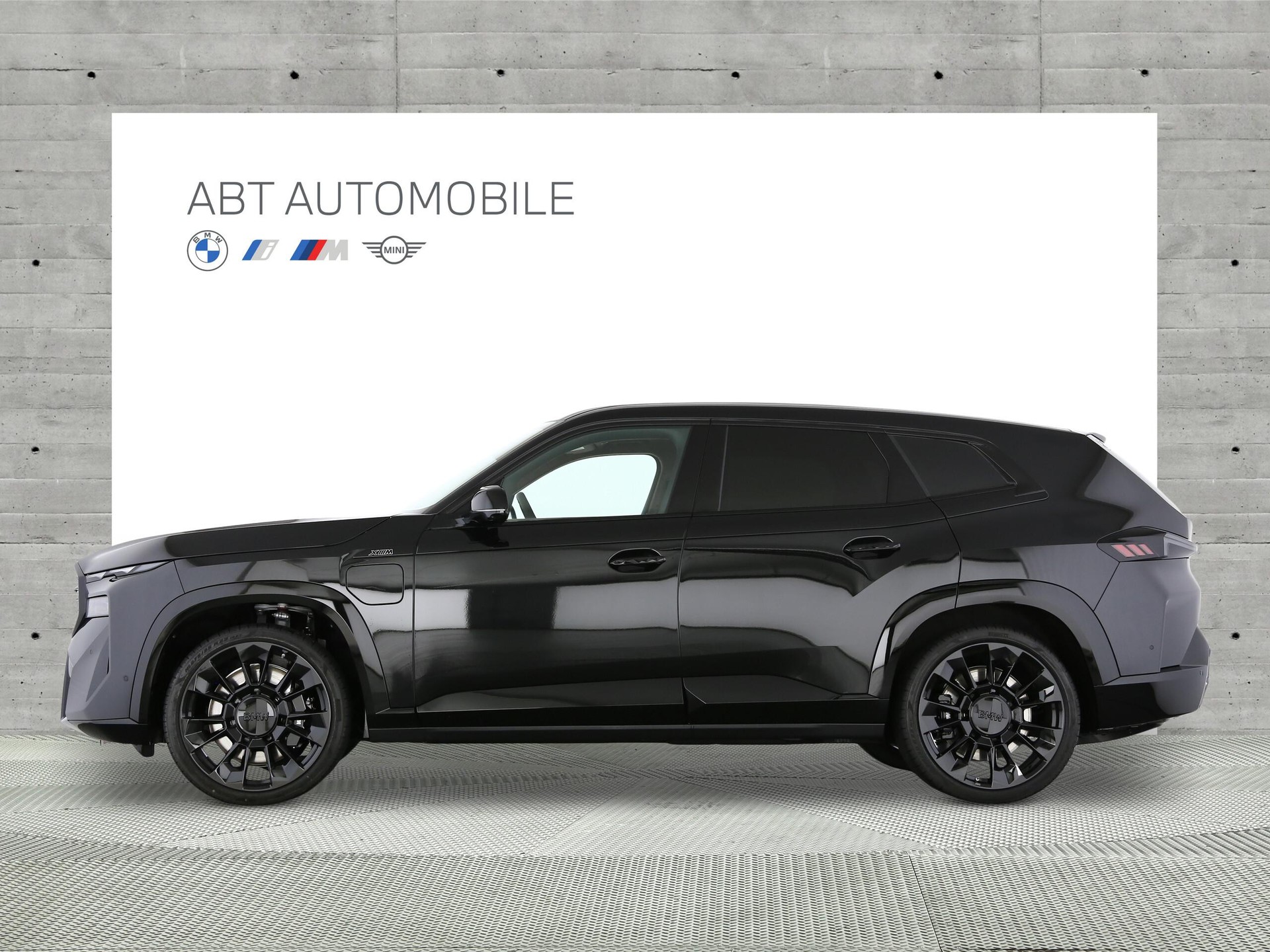 BMW XM 50e Plug-in Hybrid-image-1