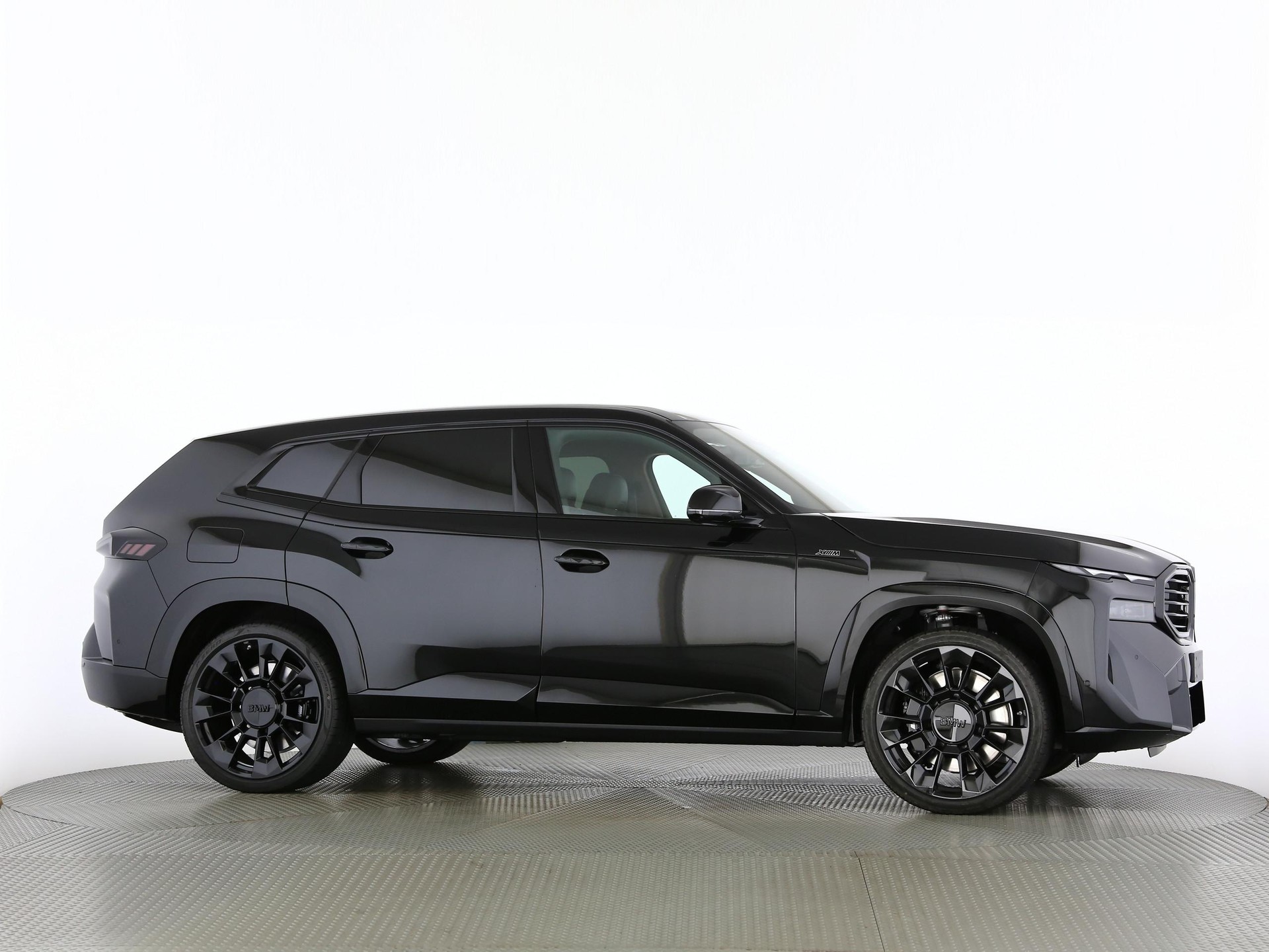 BMW XM 50e Plug-in Hybrid-image-24