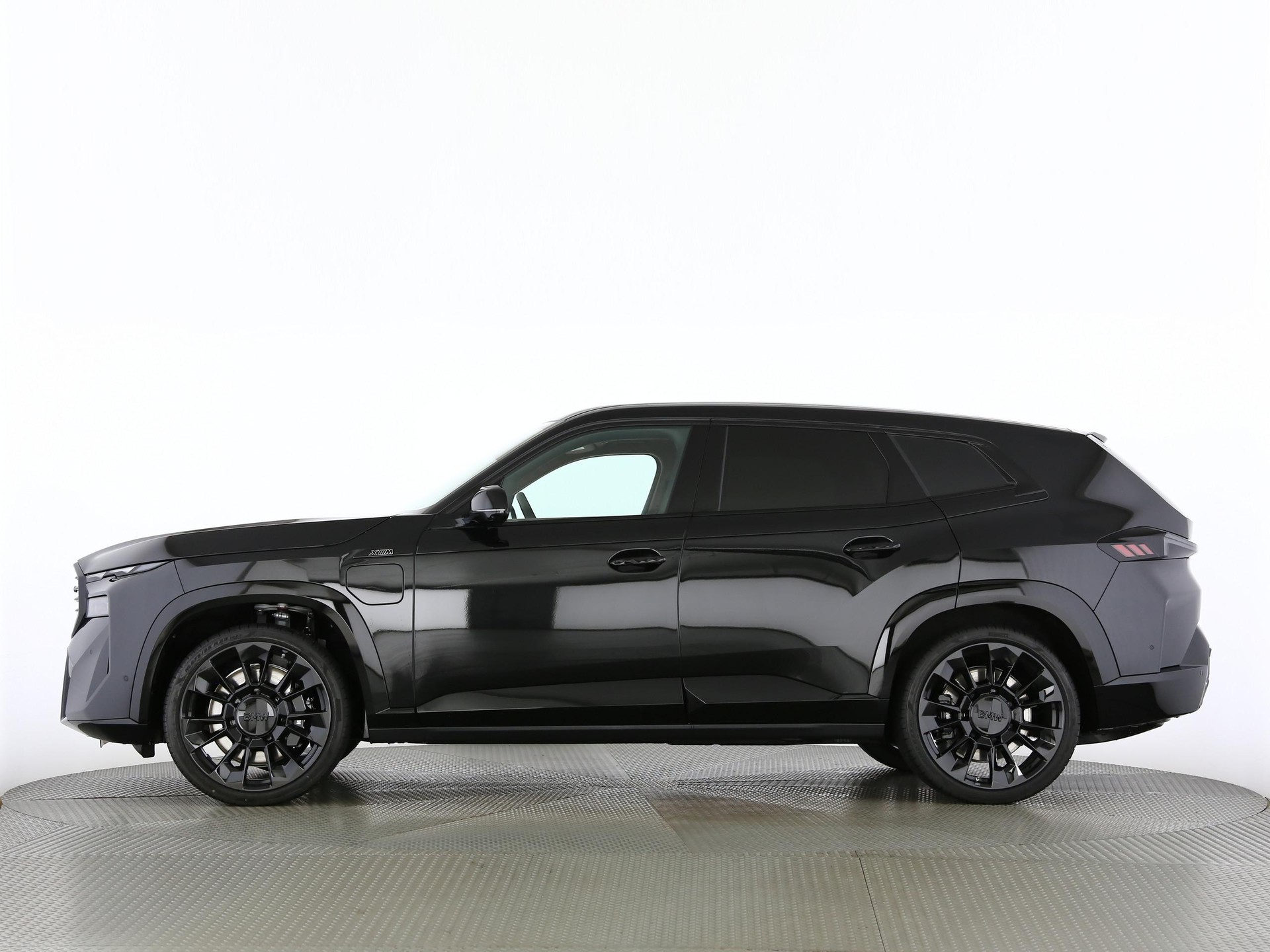 BMW XM 50e Plug-in Hybrid-image-11