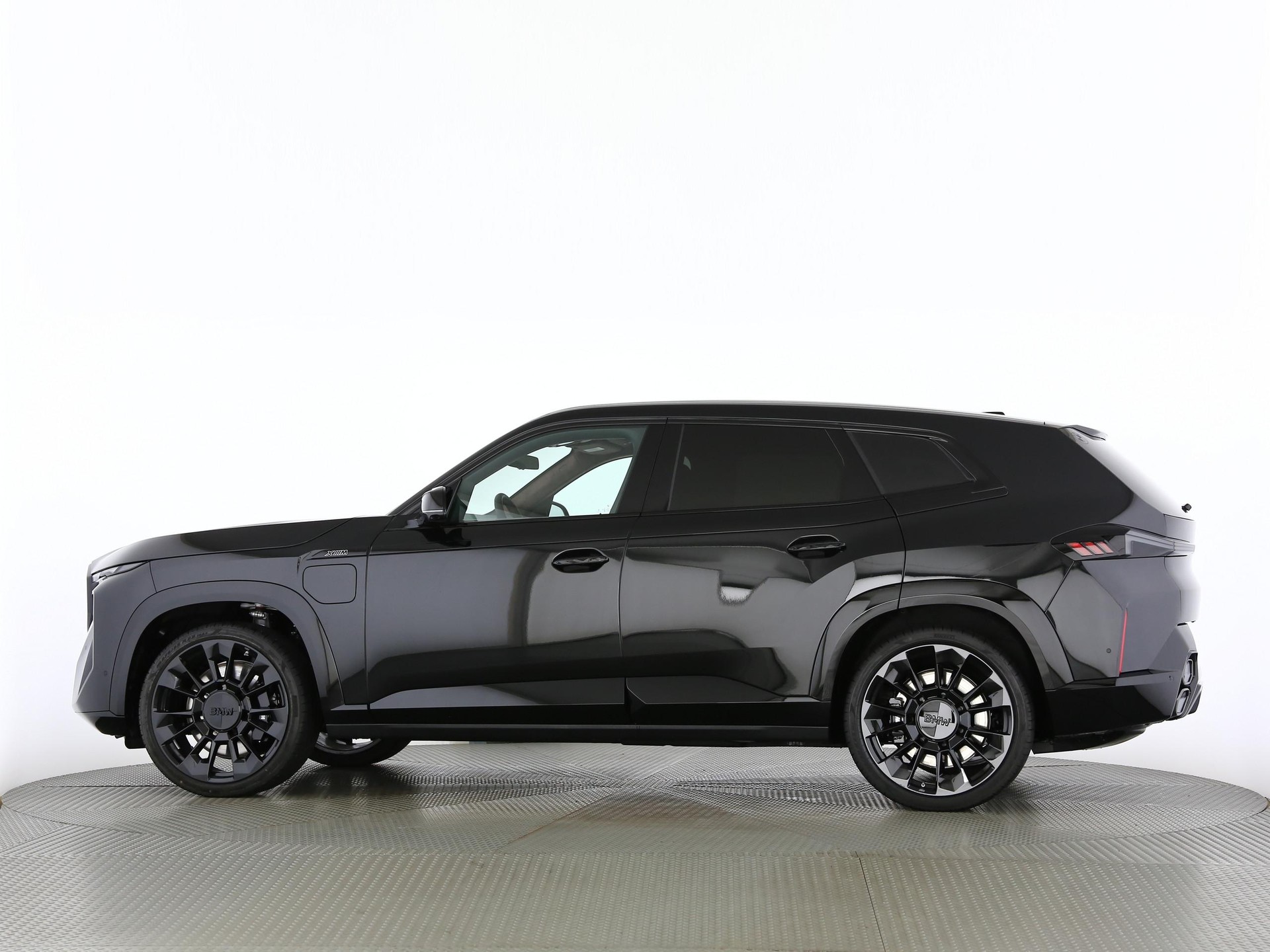 BMW XM 50e Plug-in Hybrid-image-12