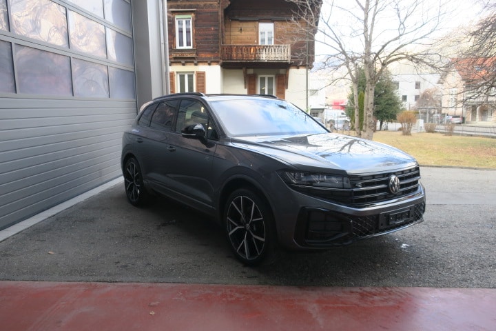 VW Touareg 3.0 TDI R-Line Tiptronic-image-2